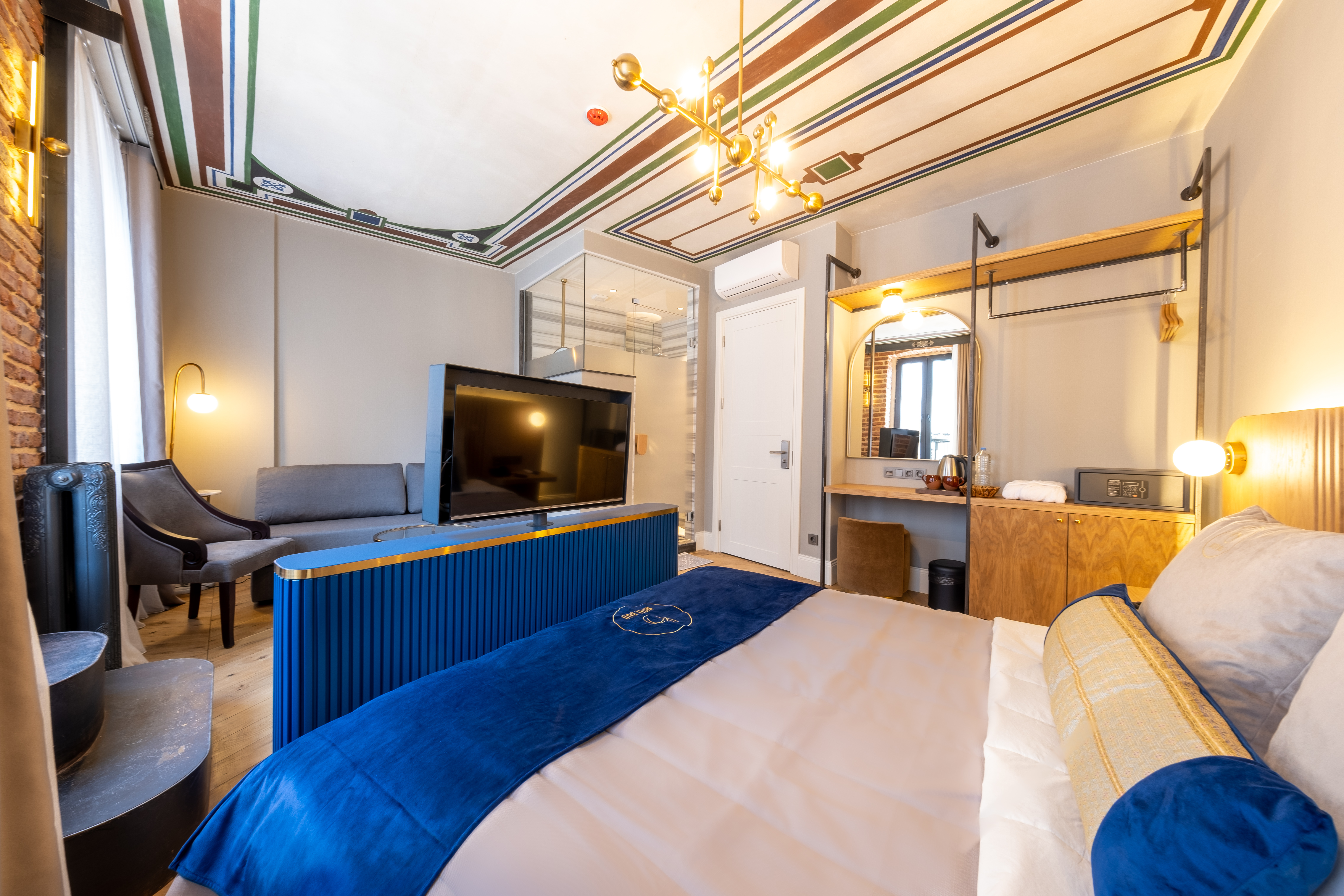 Suite with Balcony with Views