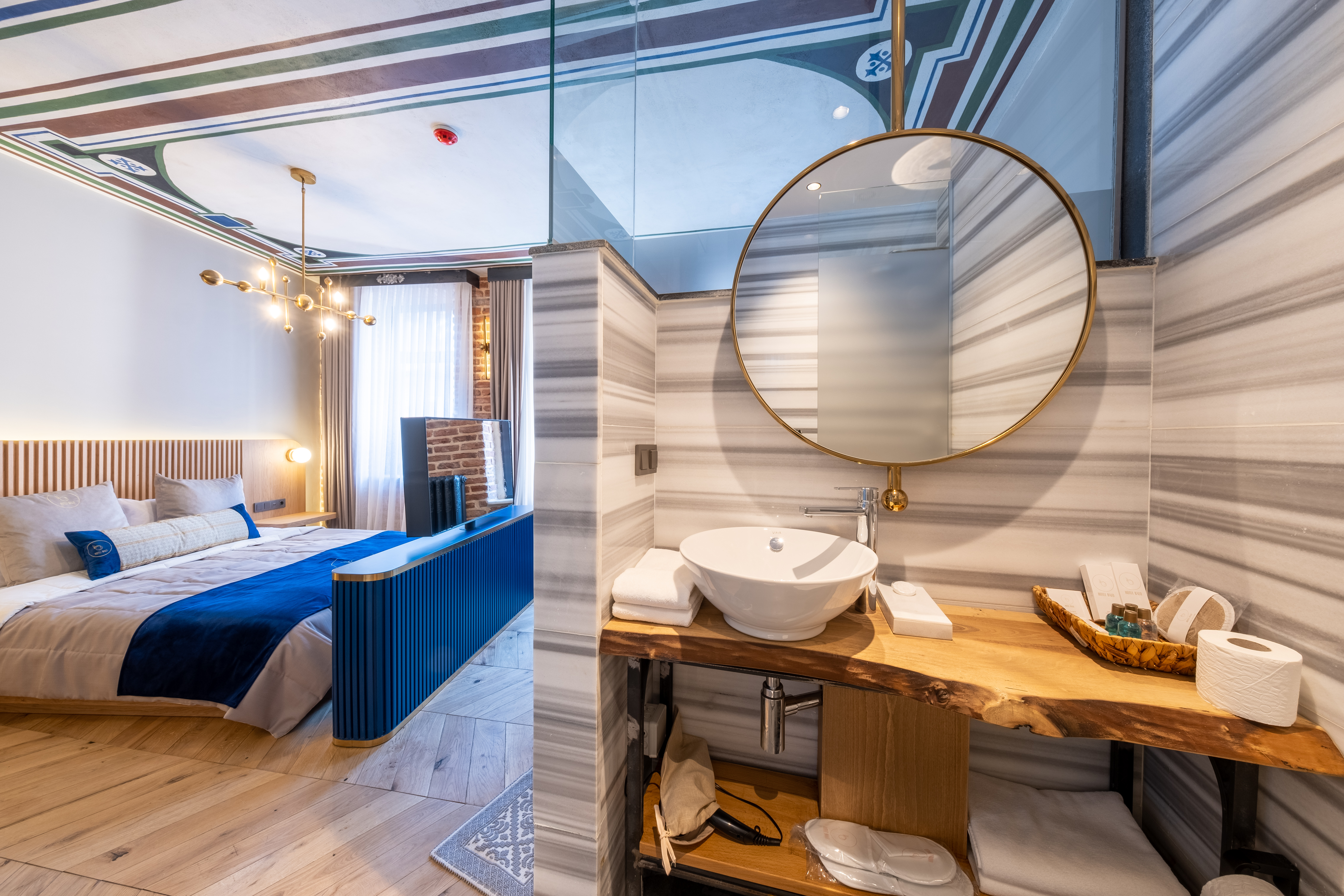 Suite with Balcony with Views