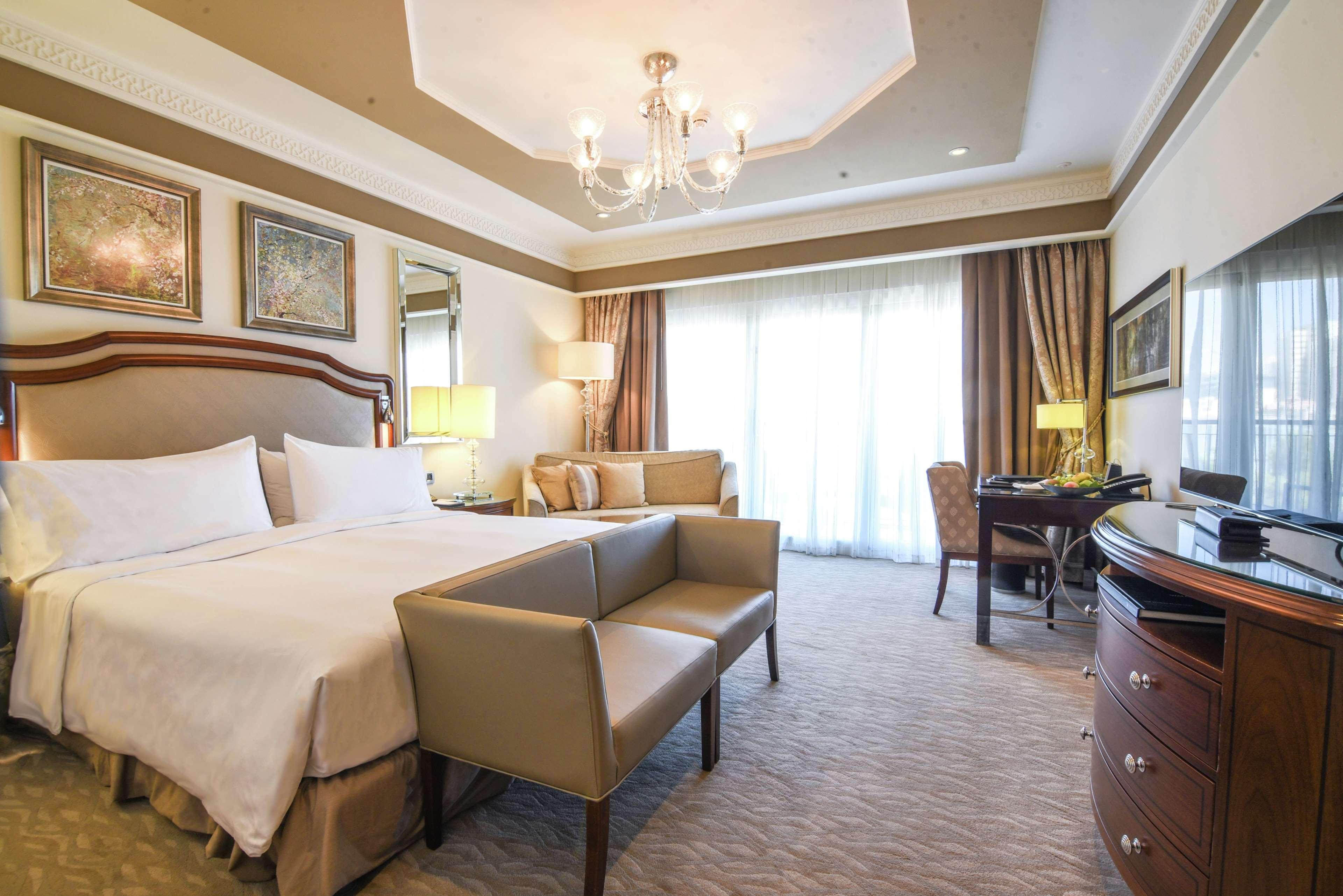 Double Deluxe King Bed