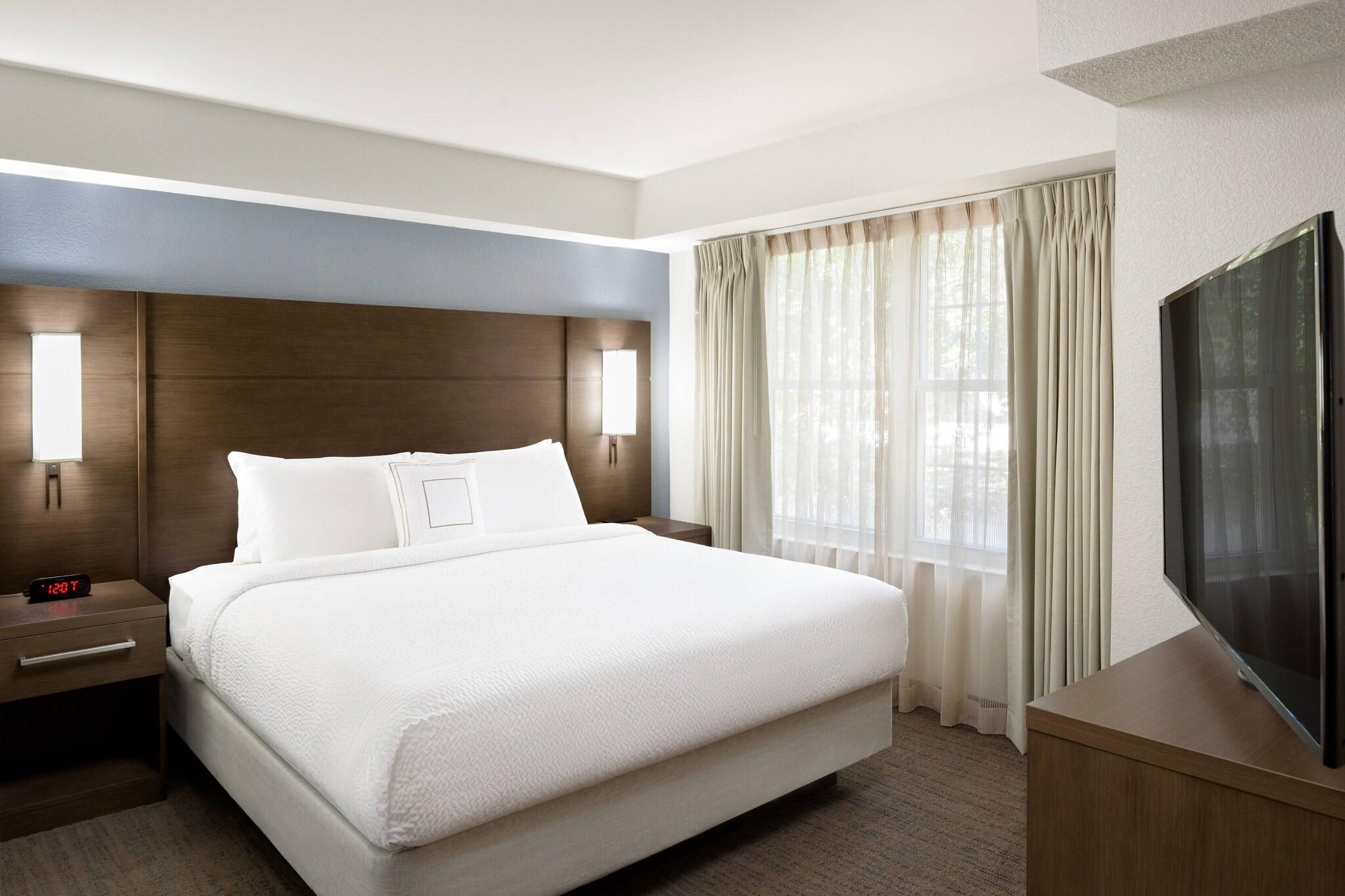 Studio Accessible-queen Size Bed