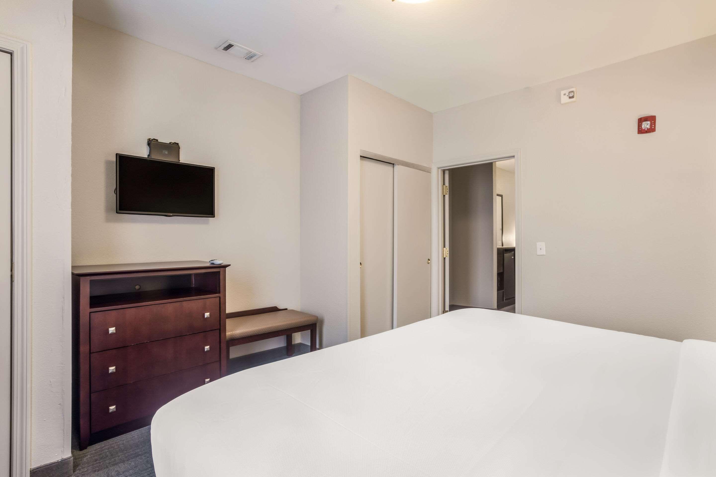 Suite Accessible King Size Bed