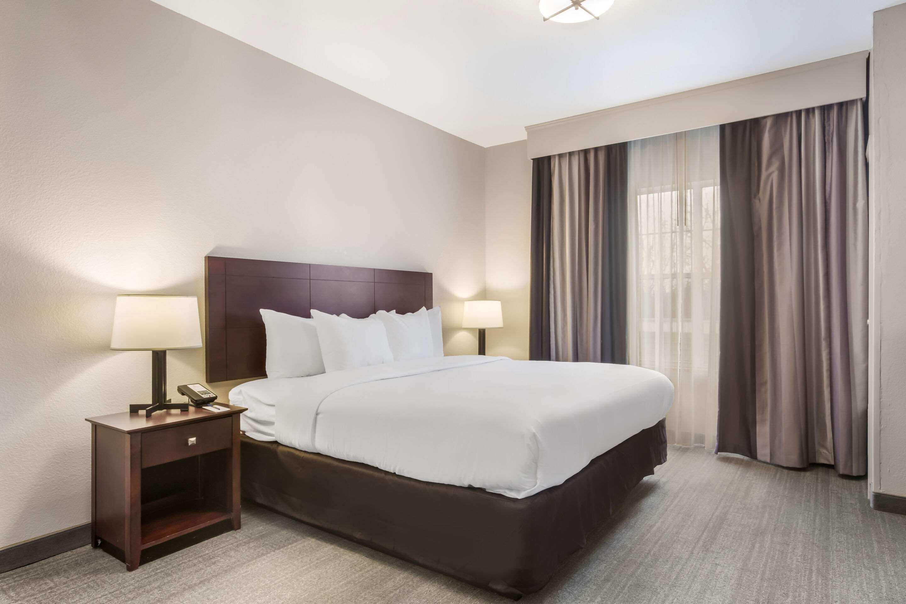 Suite Accessible King Size Bed