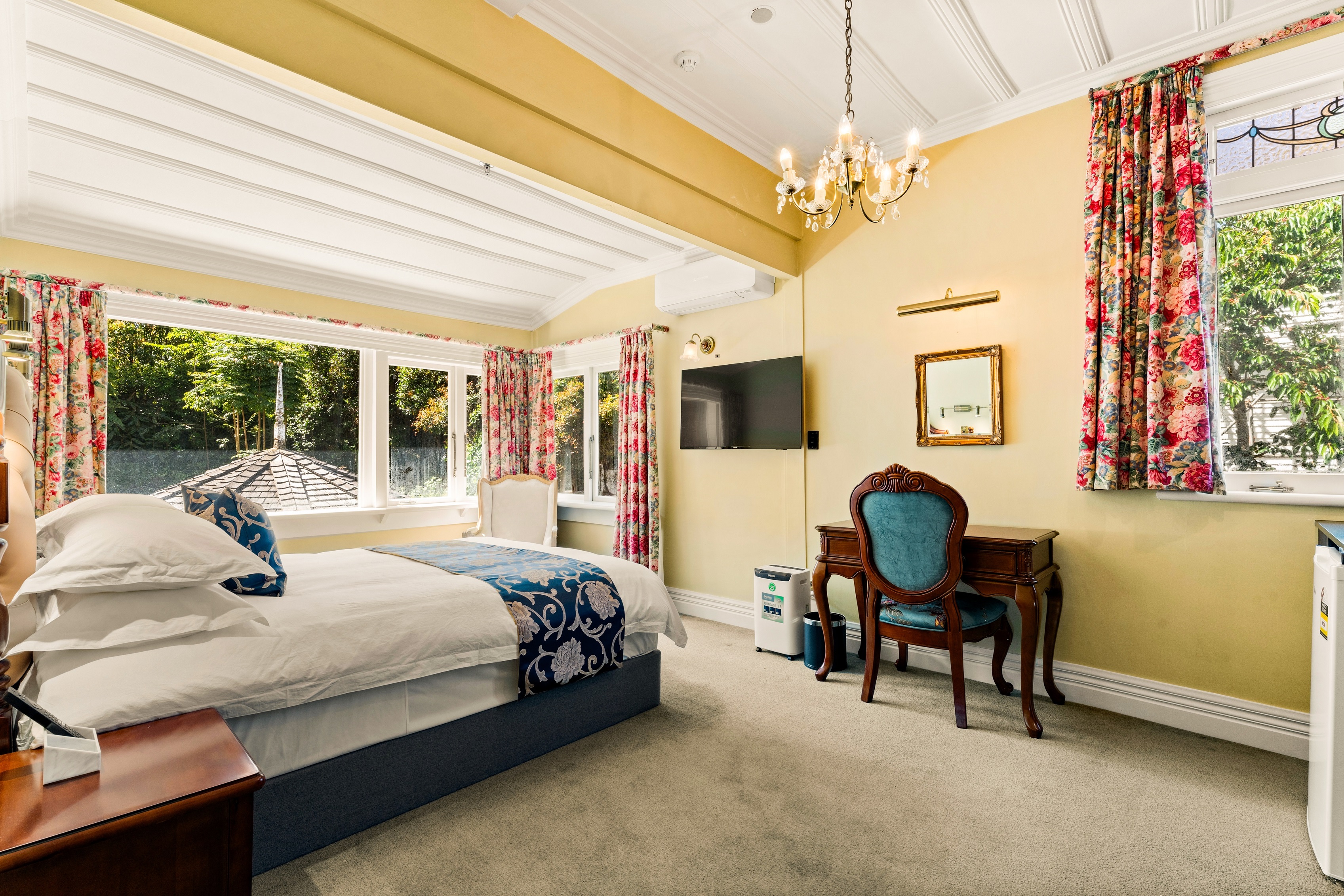 Room King Bed One Bedroom 