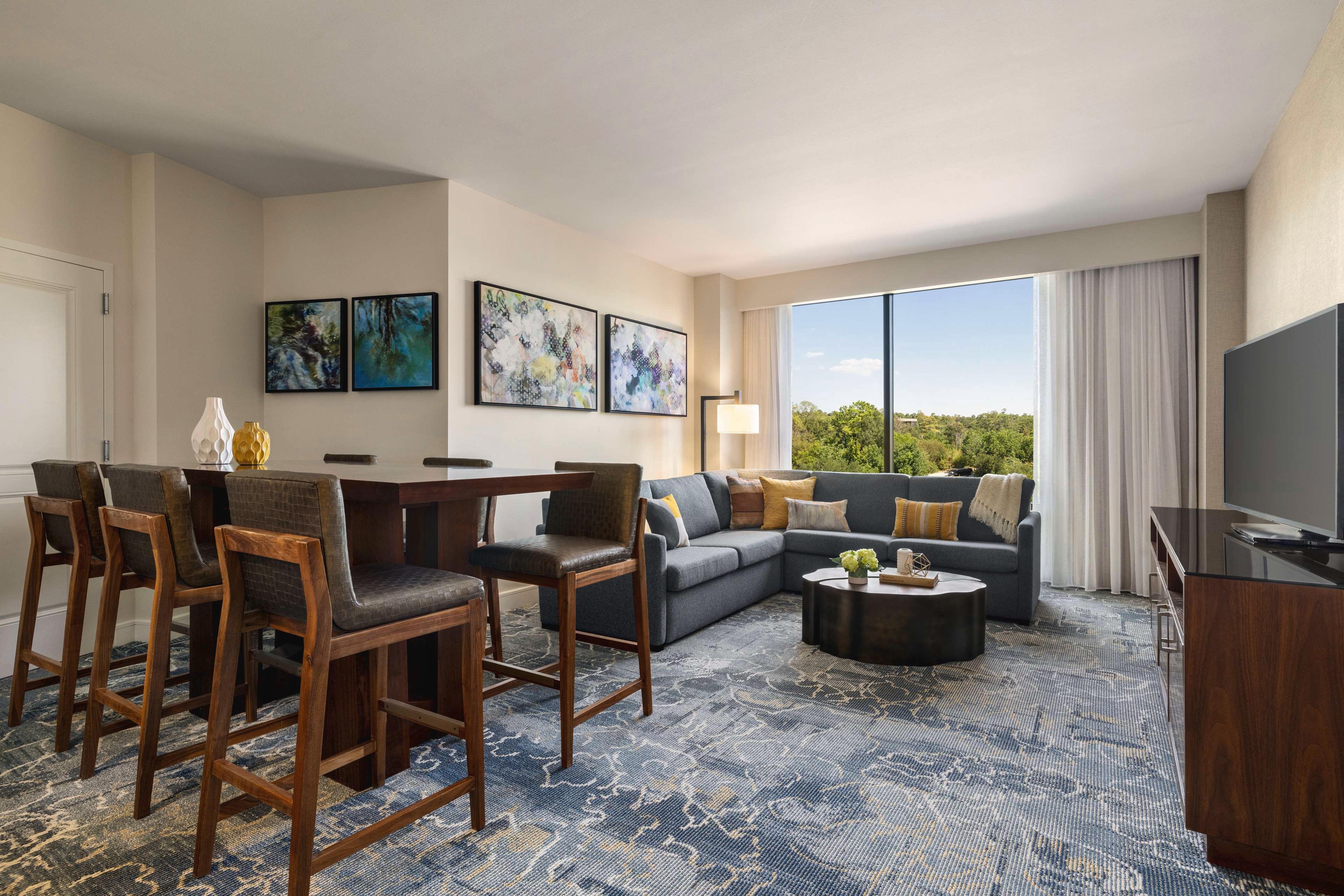 Suite Accessible King Size Bed