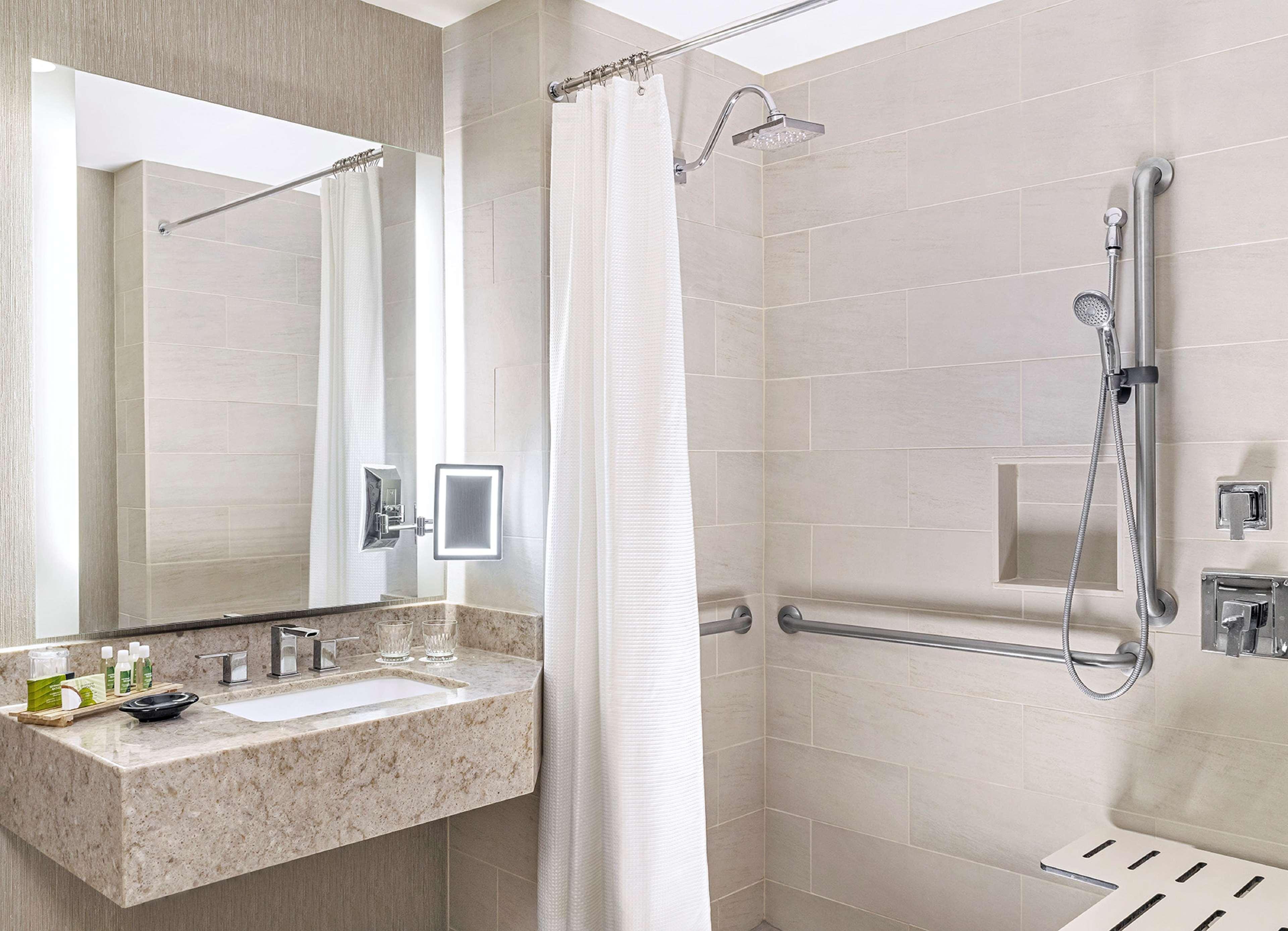 Suite Accessible King Size Bed