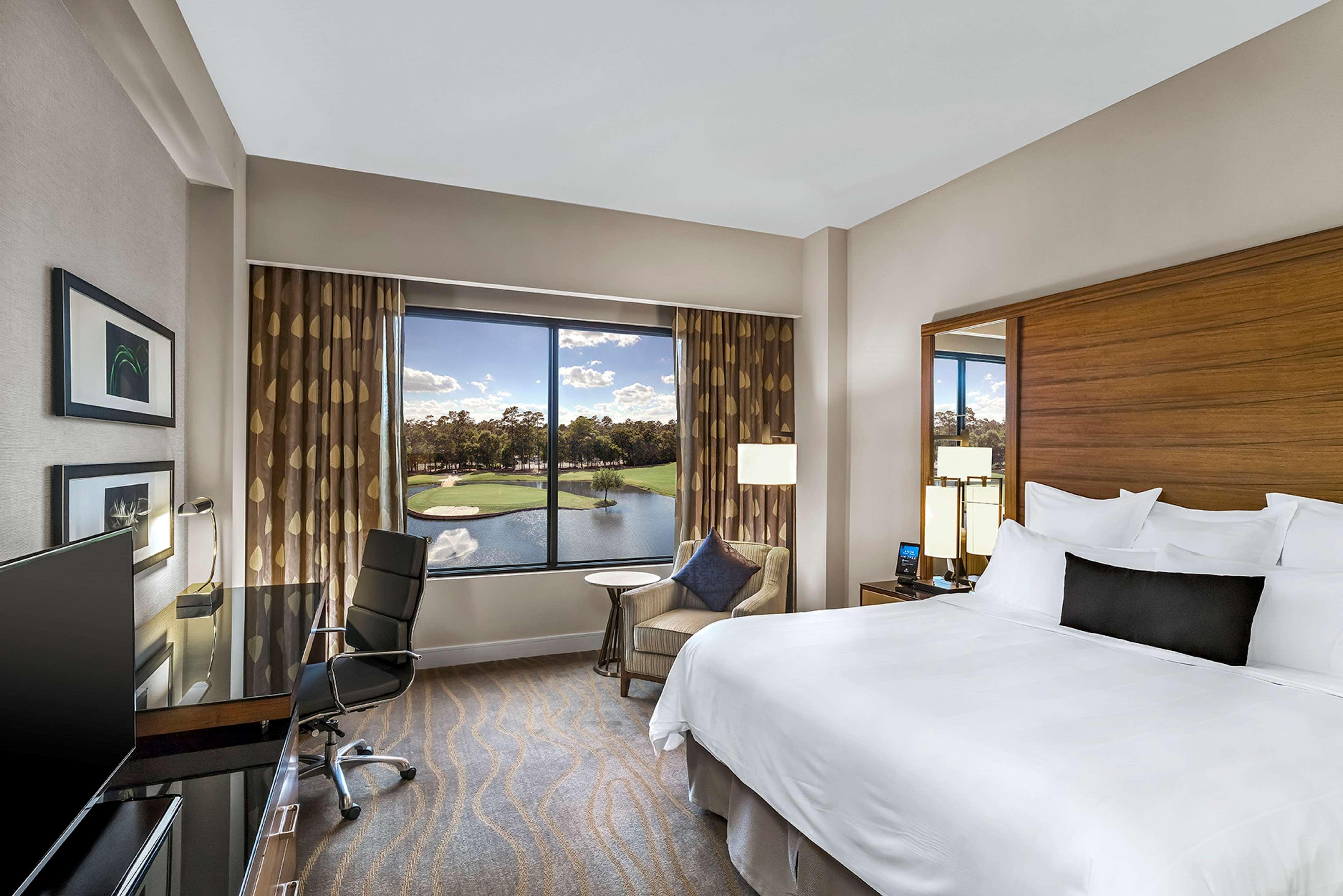 Suite Accessible King Size Bed