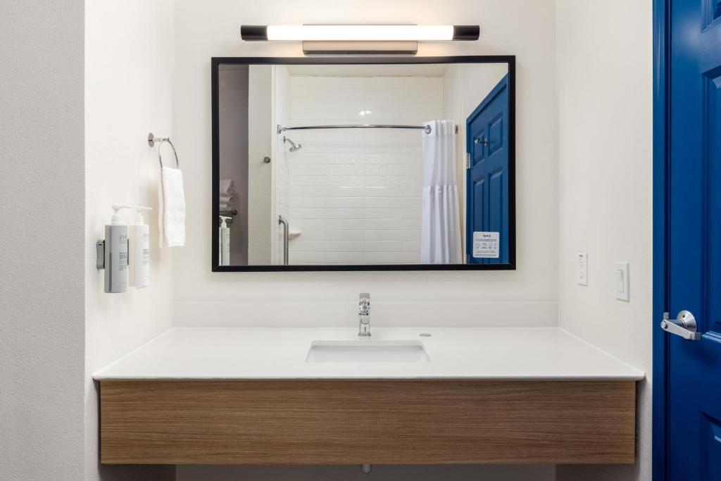 Suite Accessible King Size Bed