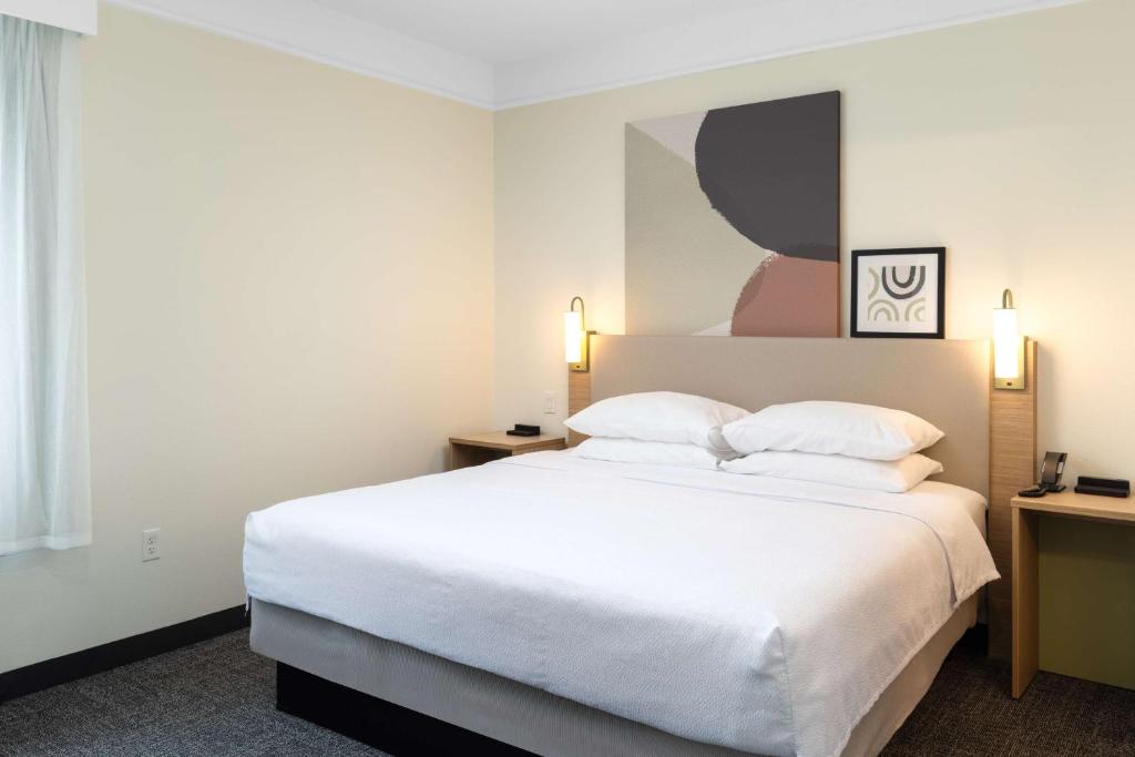 Suite Accessible King Size Bed