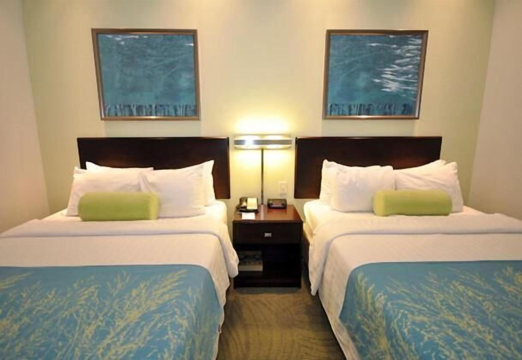 Studio Two Queen Beds