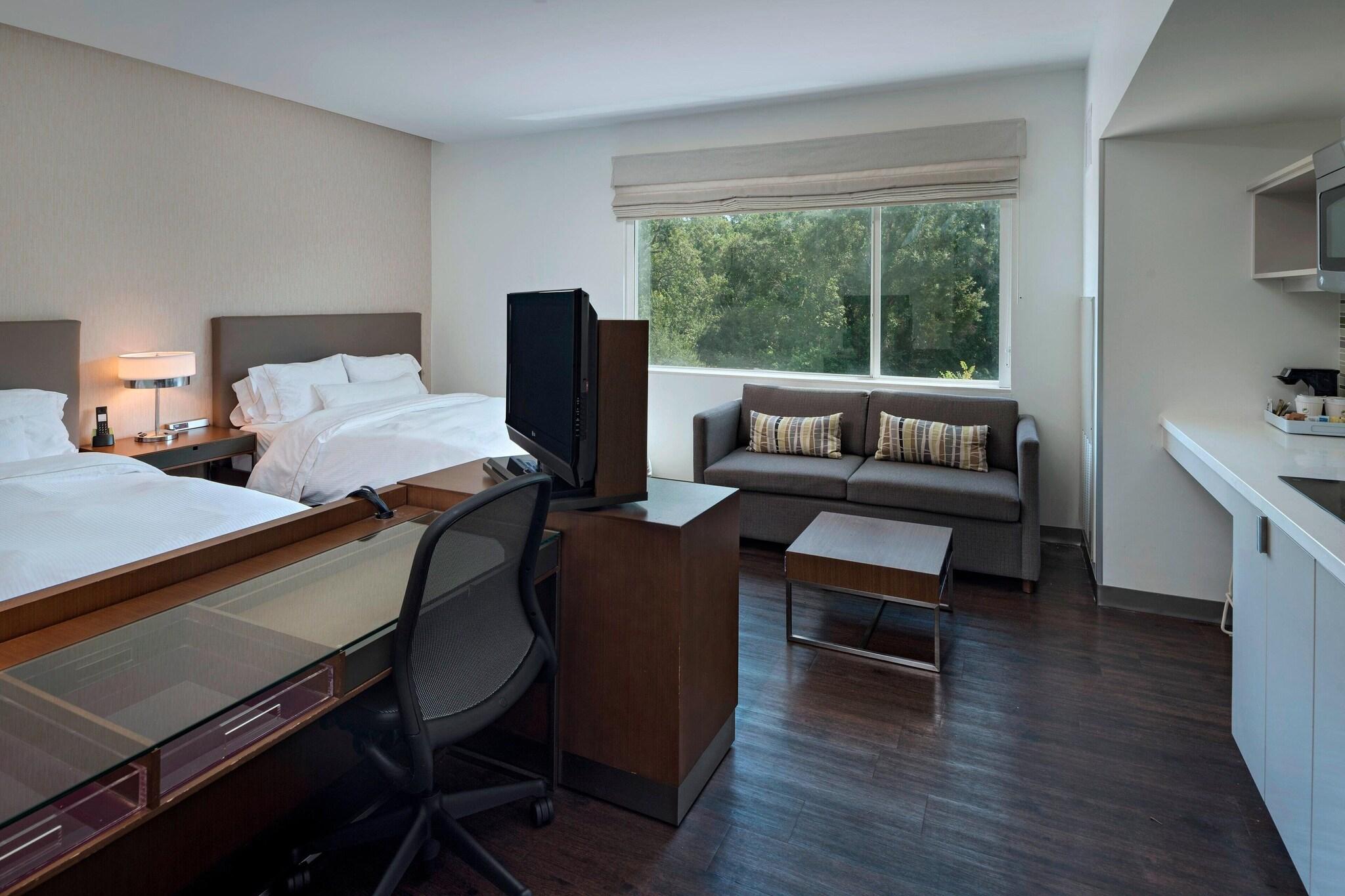 Studio Two Queen Beds