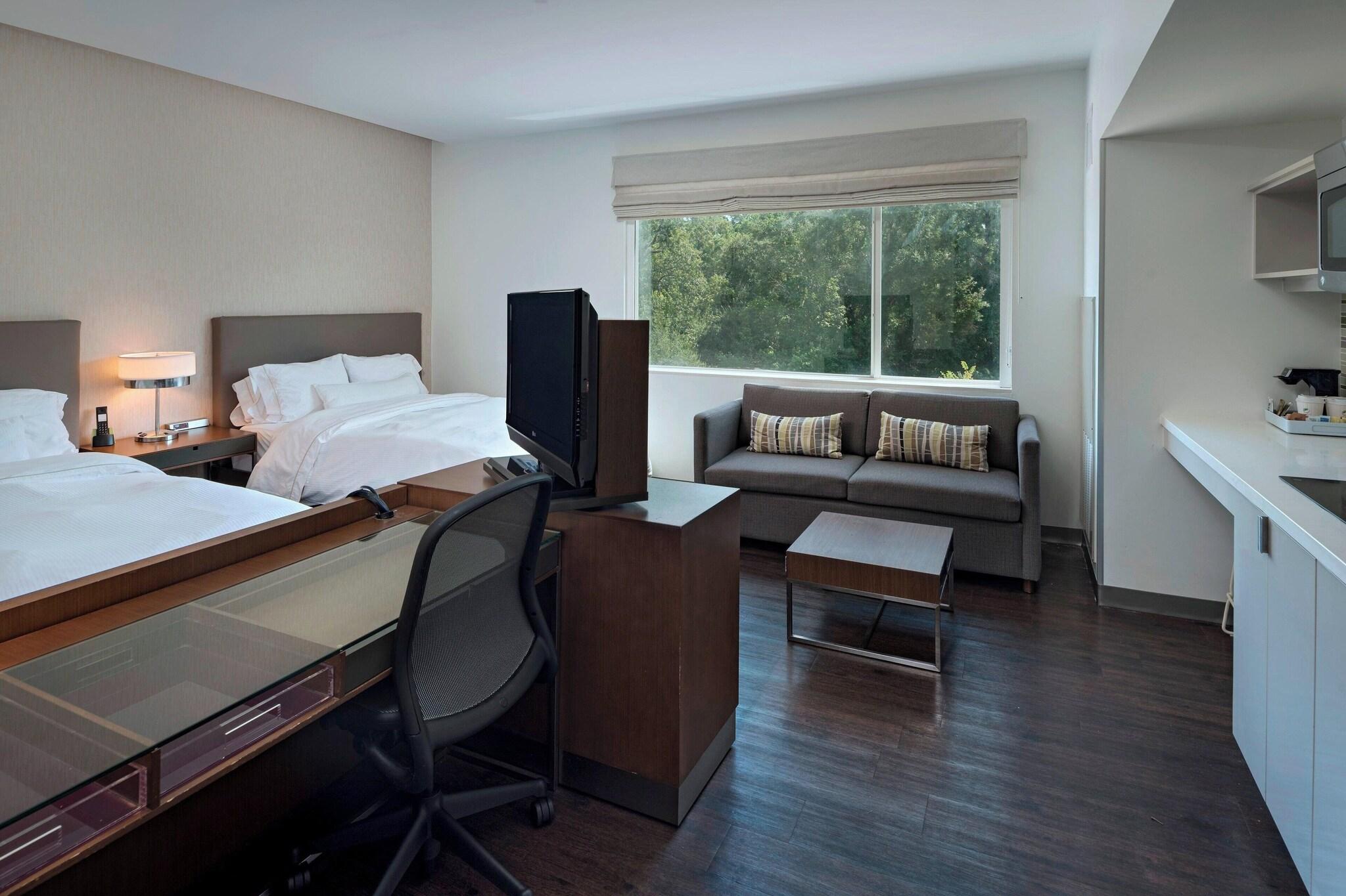 Studio Two Queen Beds