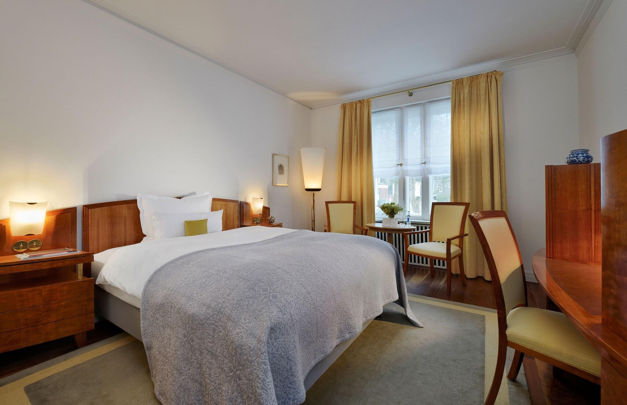 Single Superior Queen Bed