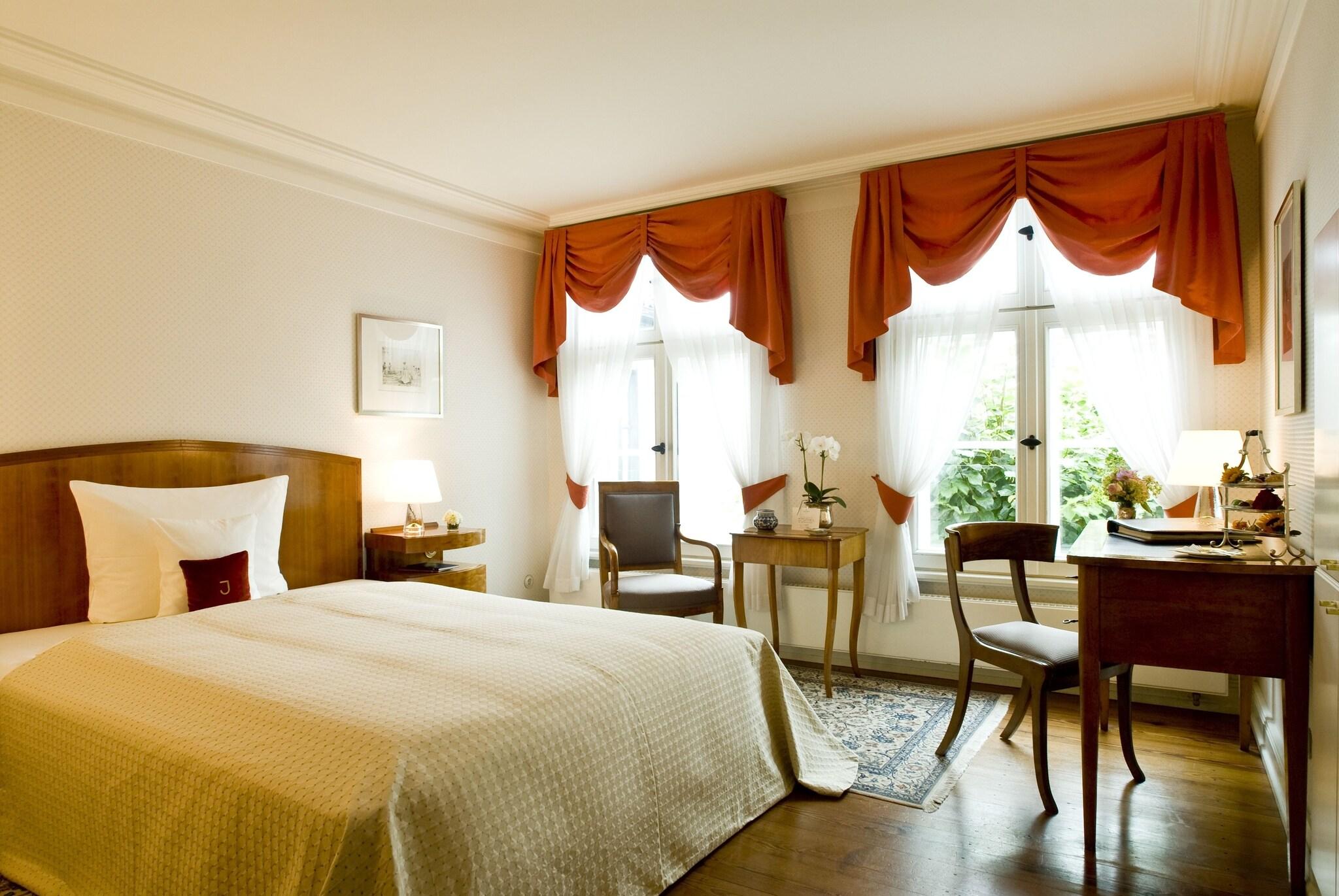 Single Superior Queen Bed