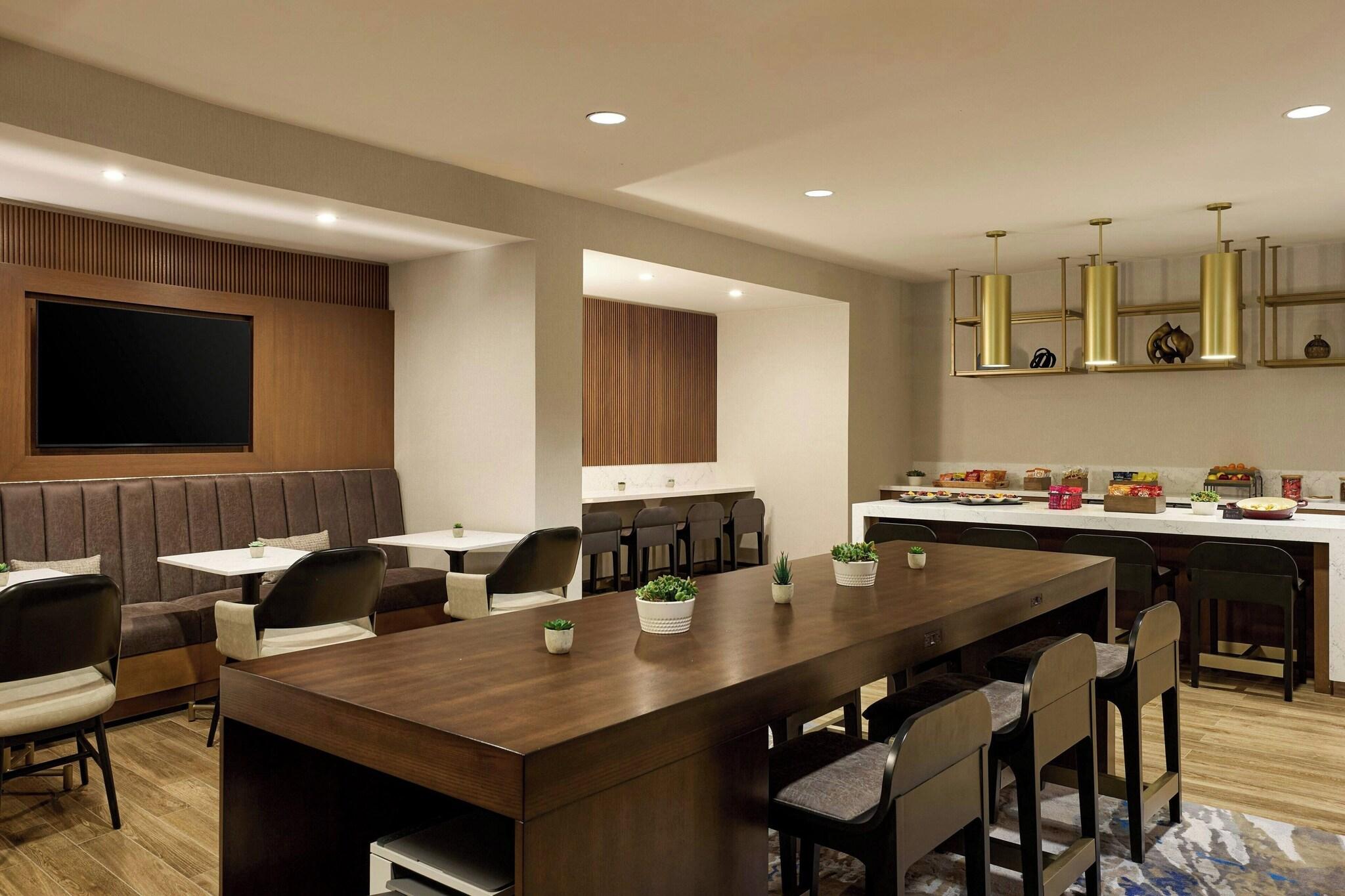 Quadruple Club Two Queen Beds