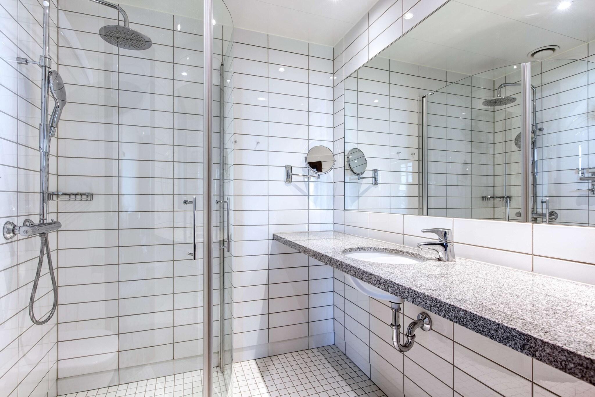 Family Room Premium Queen Bed