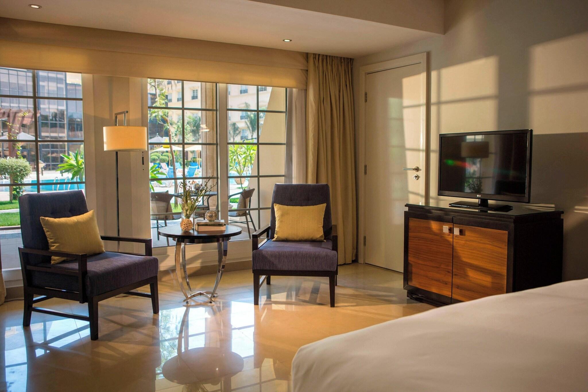 Family Room Pool View King Bed