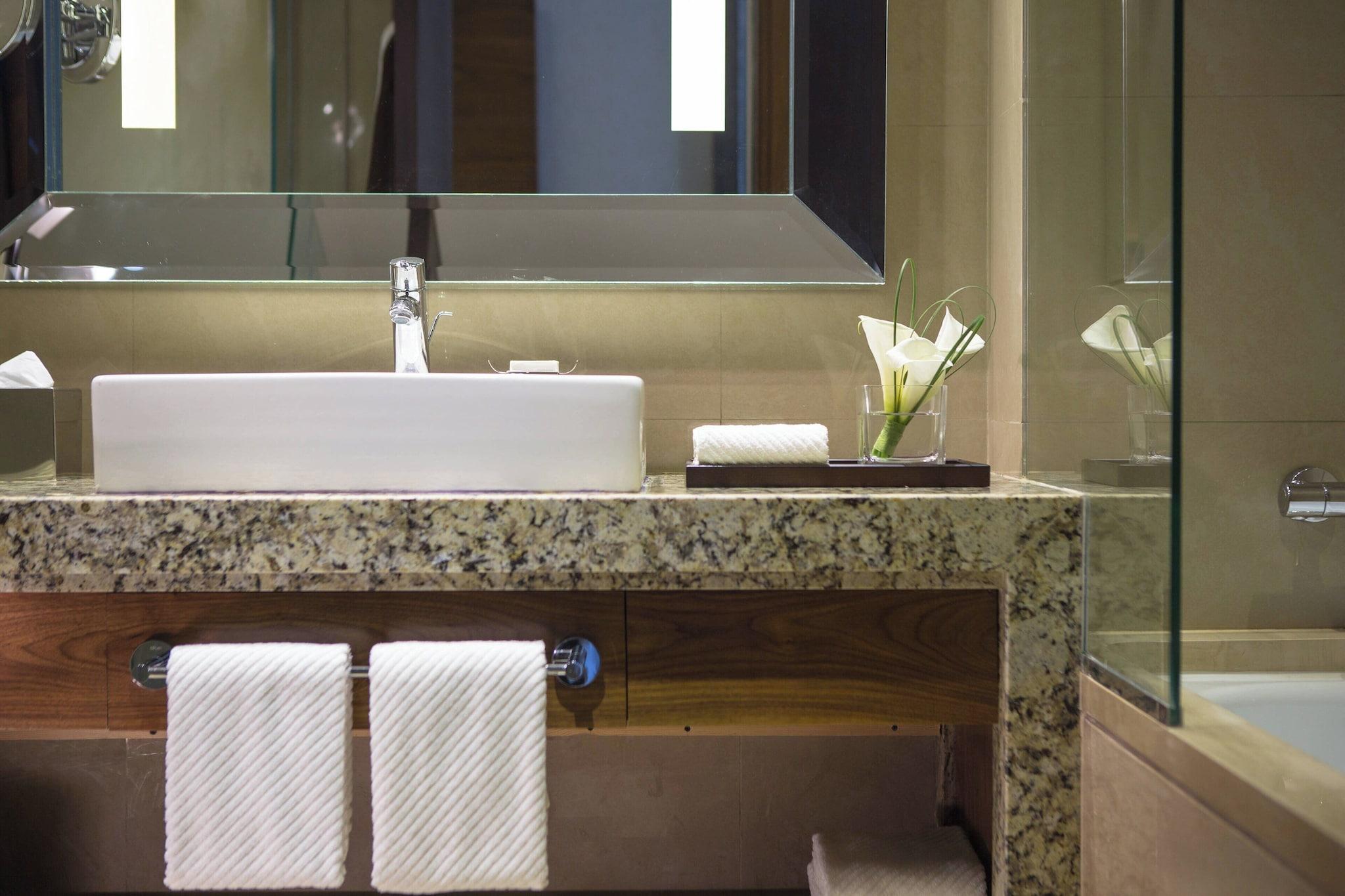 Family Room Pool View King Bed