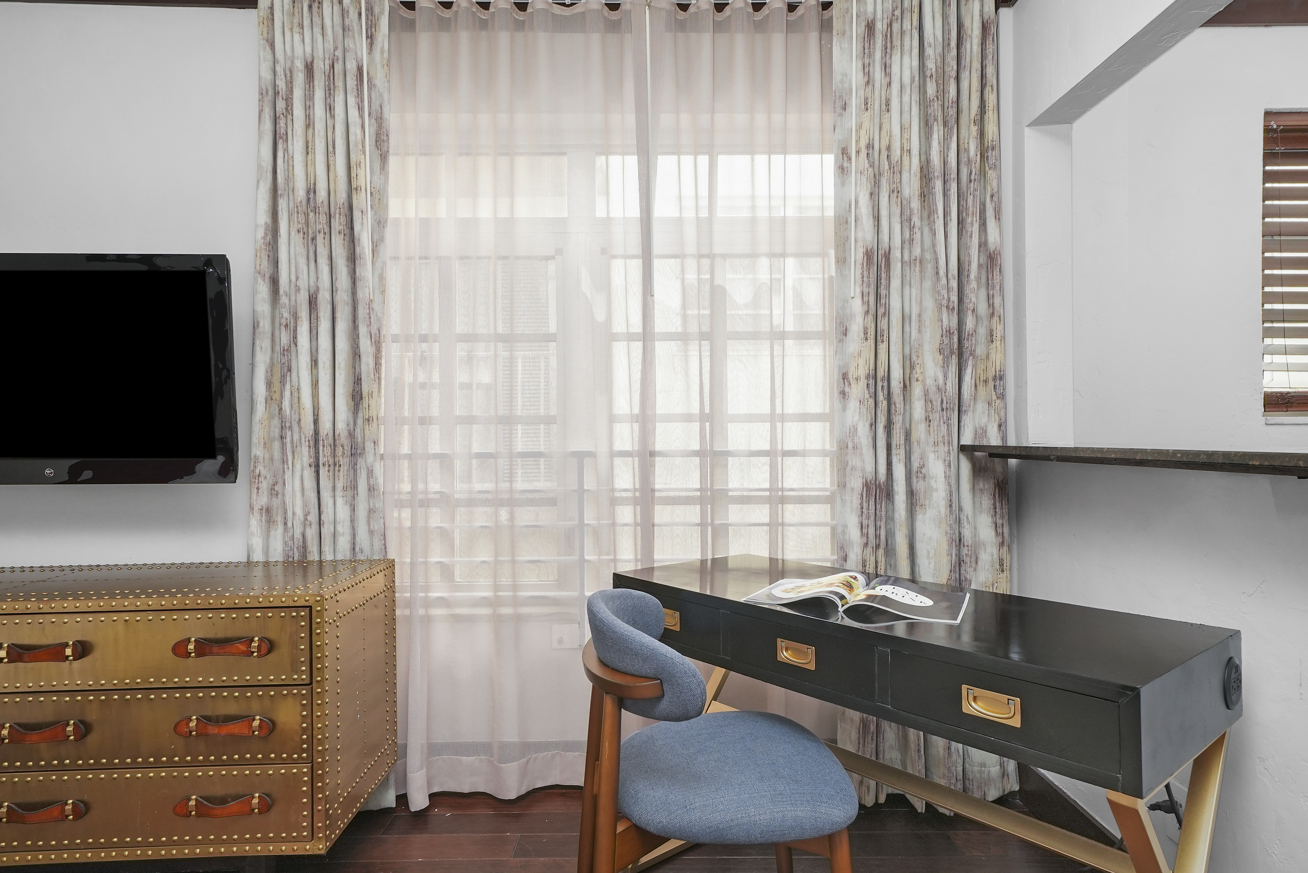 Studio Queen Size Bed