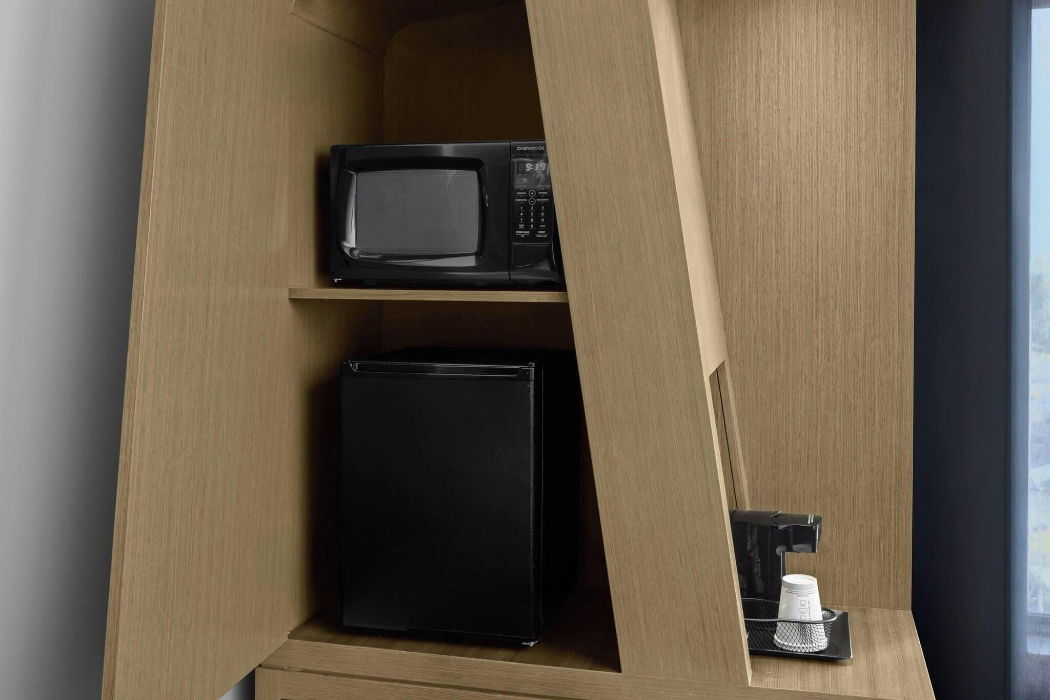 Suite Accessible King Size Bed