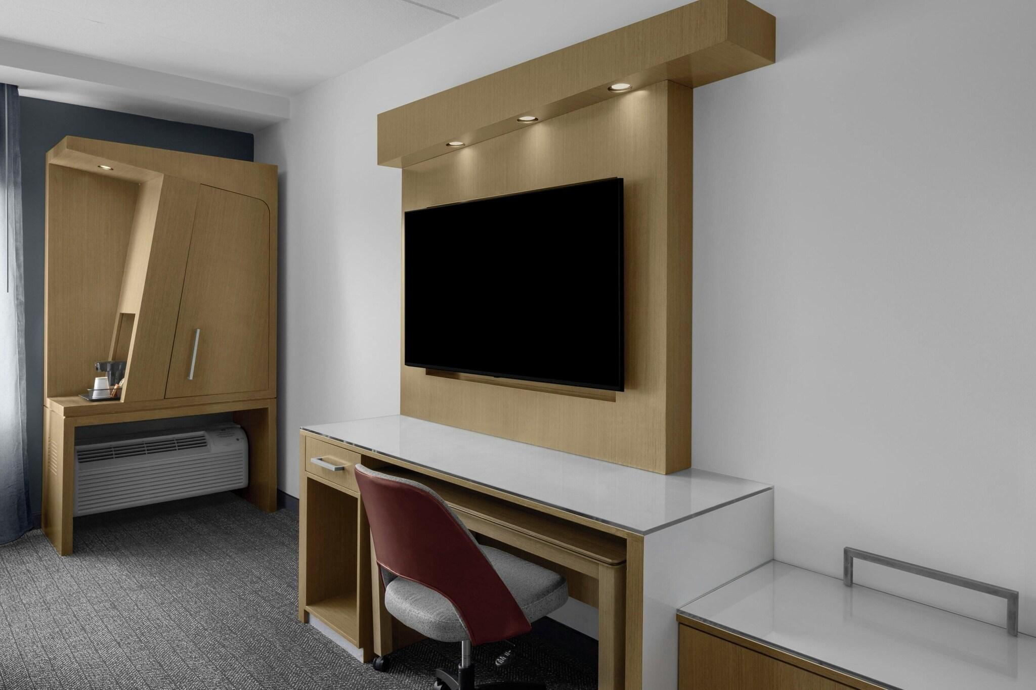 Studio Accessible King Size Bed