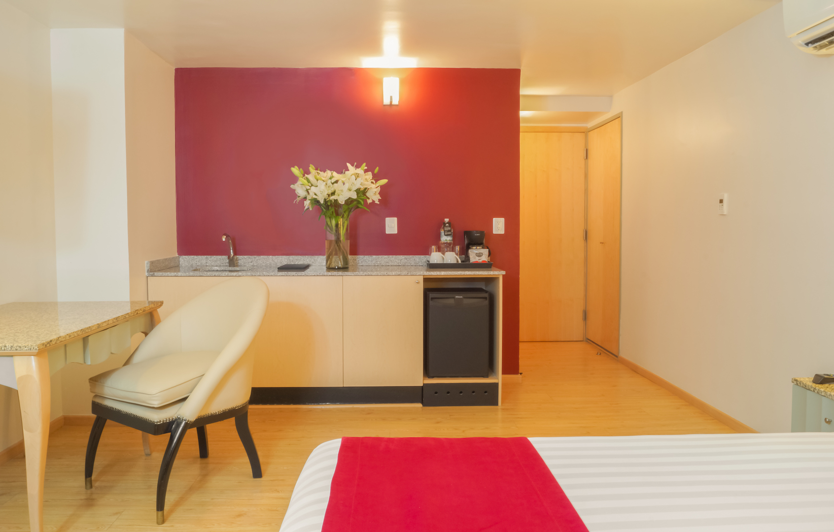 Single Deluxe Queen Bed