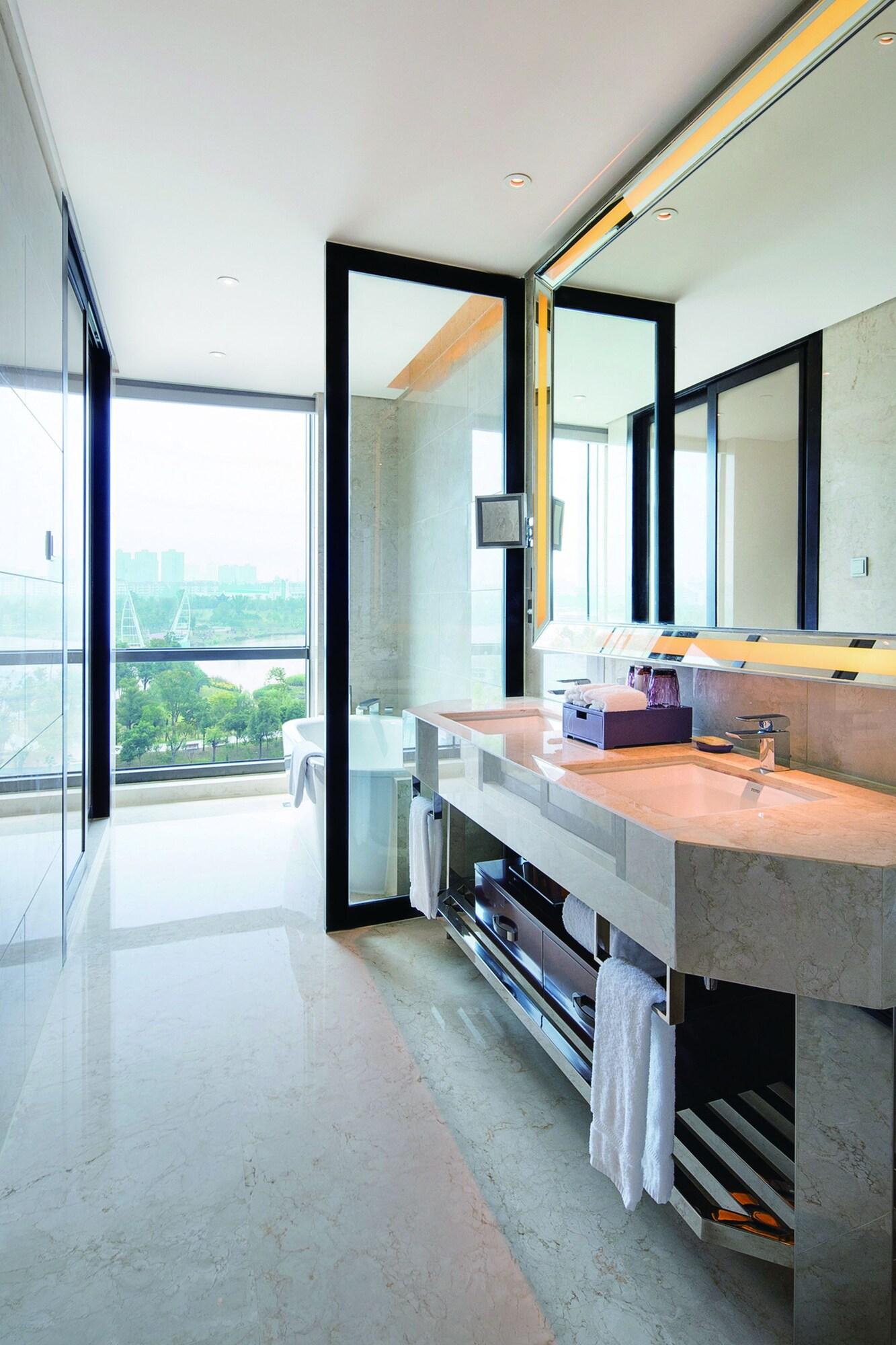 Suite Deluxe King Bed