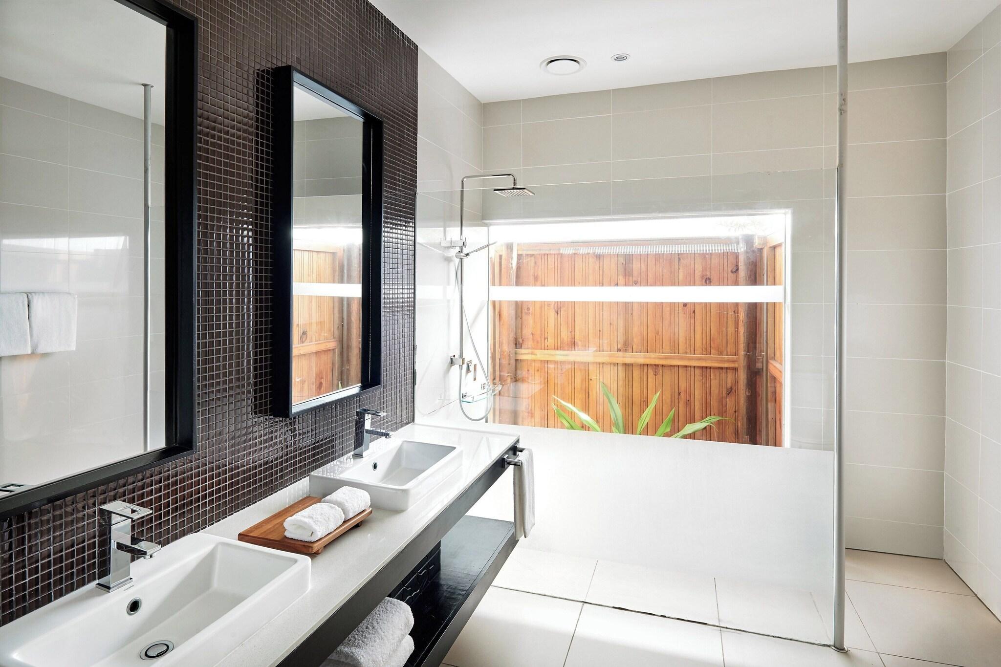 Double Ocean Front King Bed