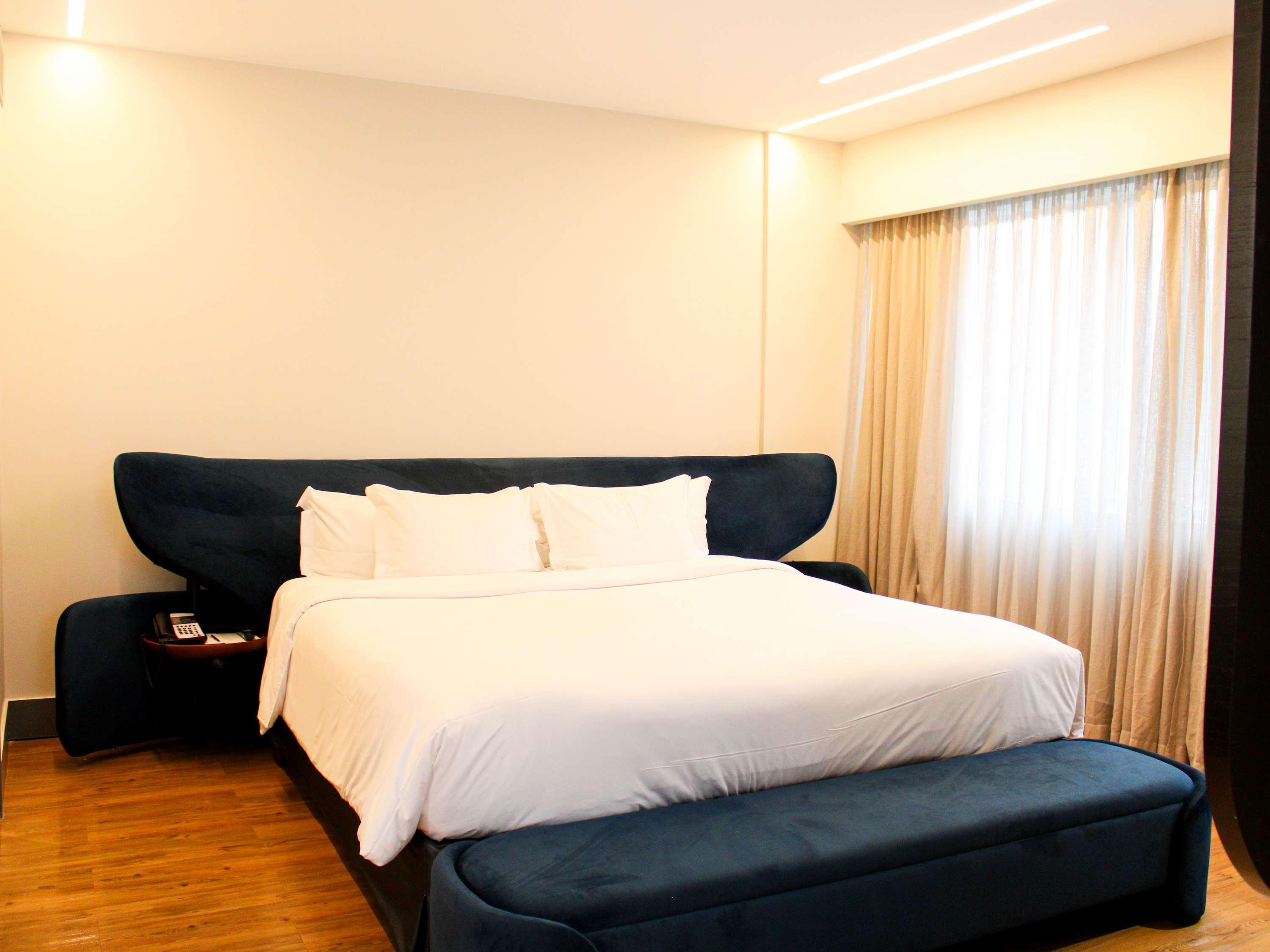 Junior Suite Queen Size Bed