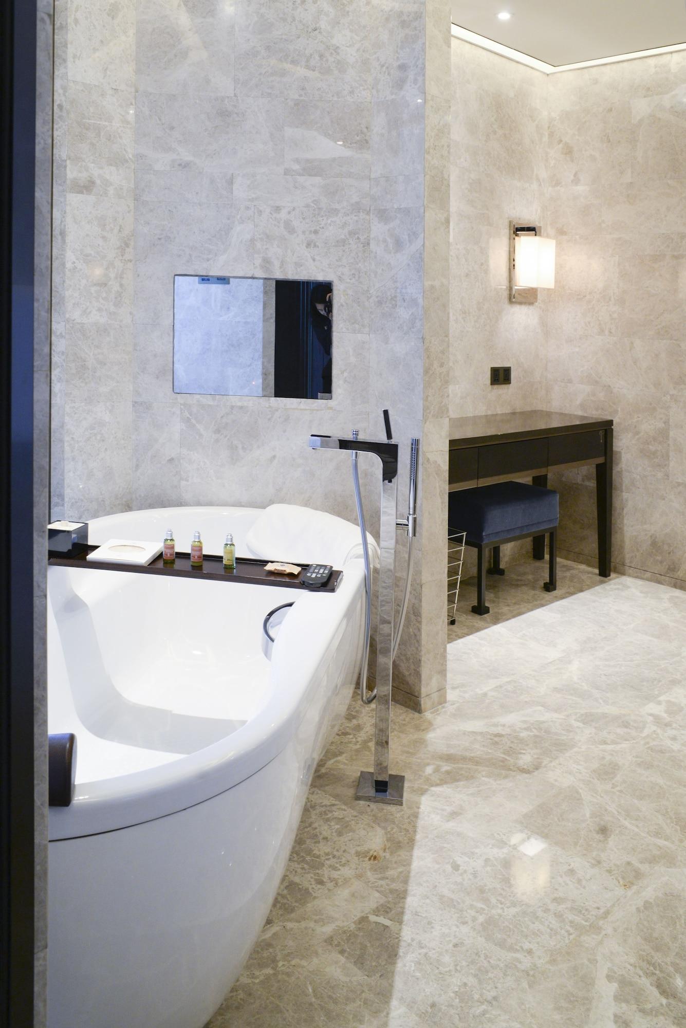 Junior Suite King Bed One Bedroom 