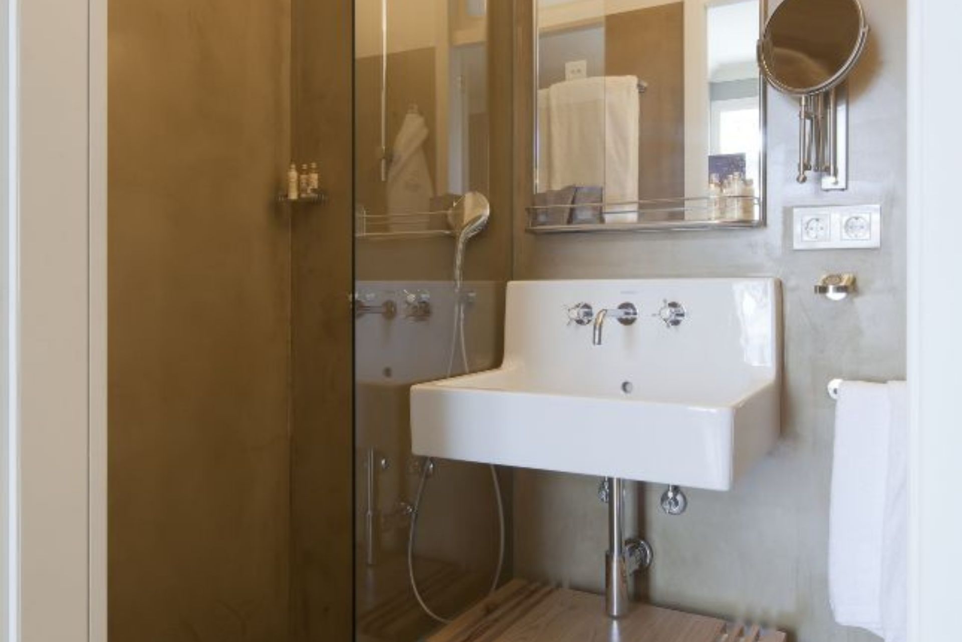 Room Connecting Room