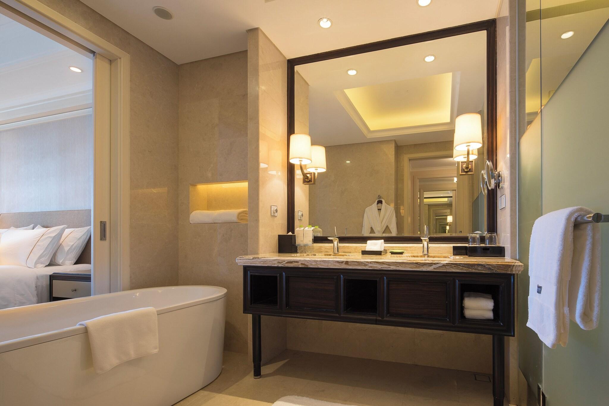 Double Partial Ocean View King Bed