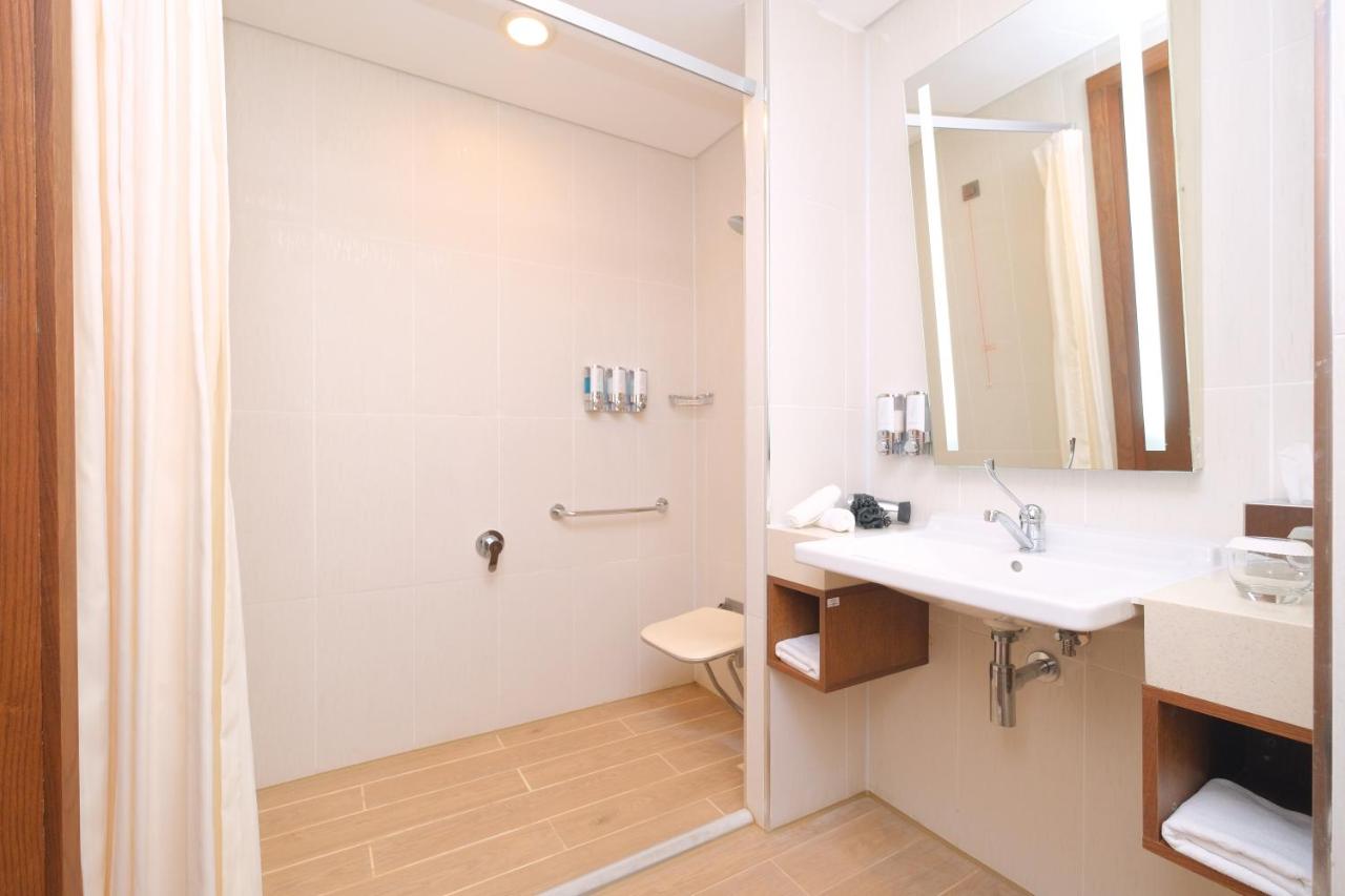 Double Accessible-queen Size Bed