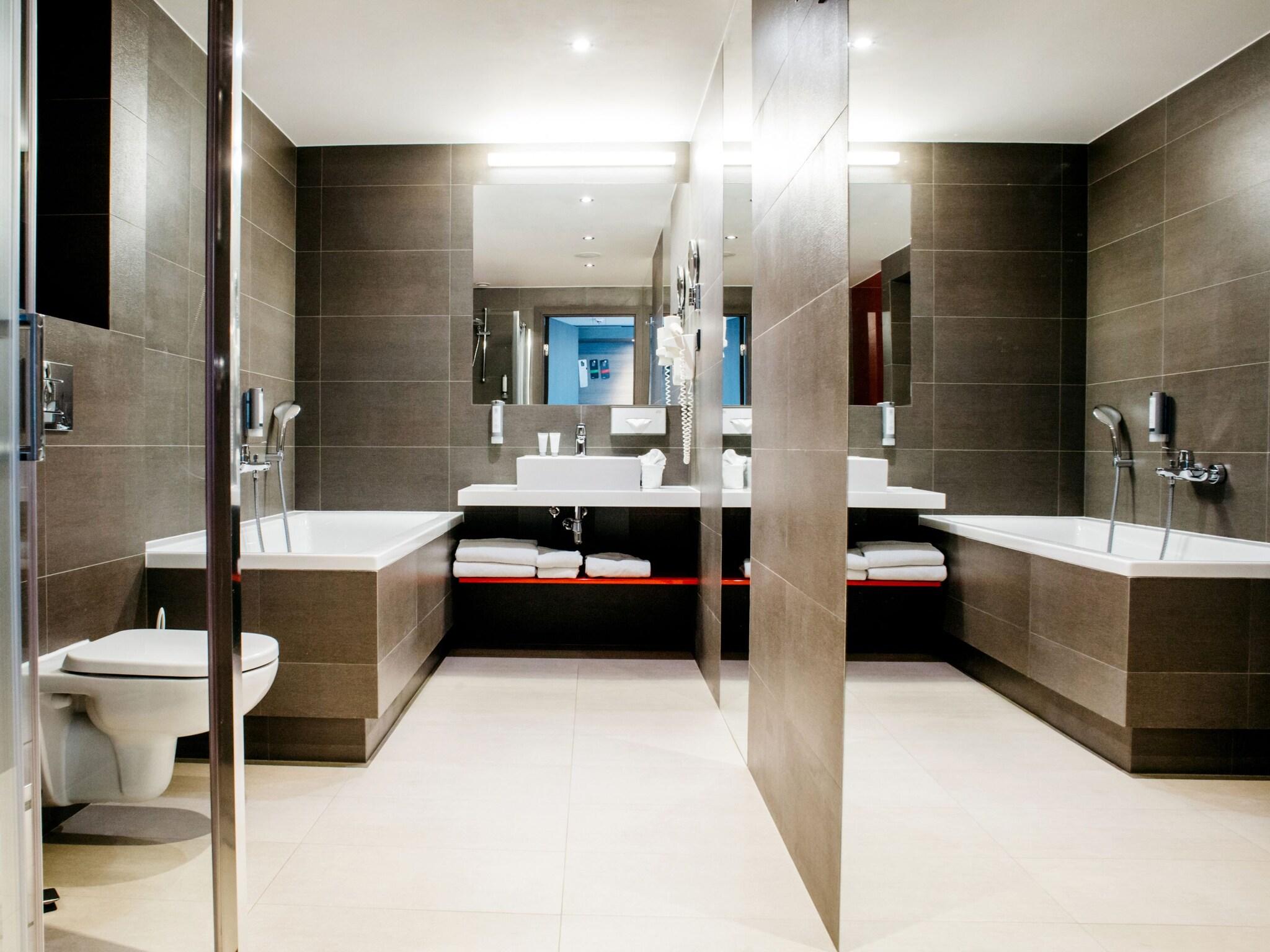 Studio Queen Size Bed