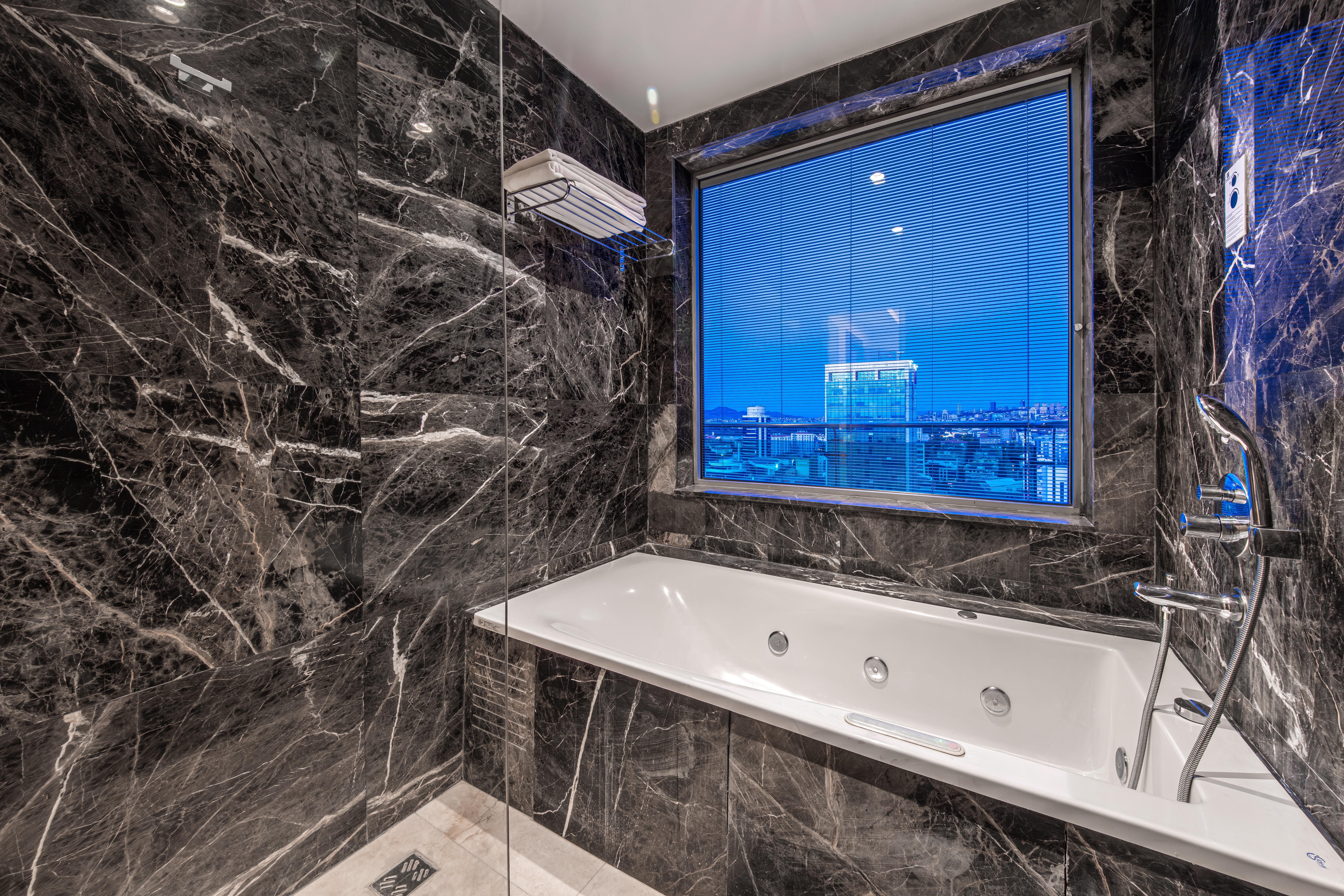 Suite King Bed Smoking