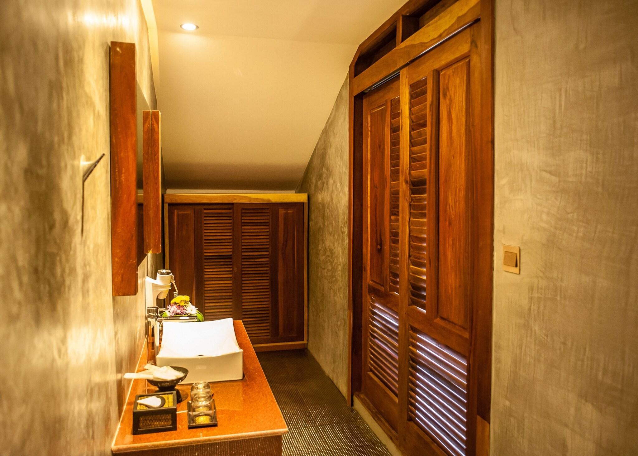 Suite Deluxe City View King Bed