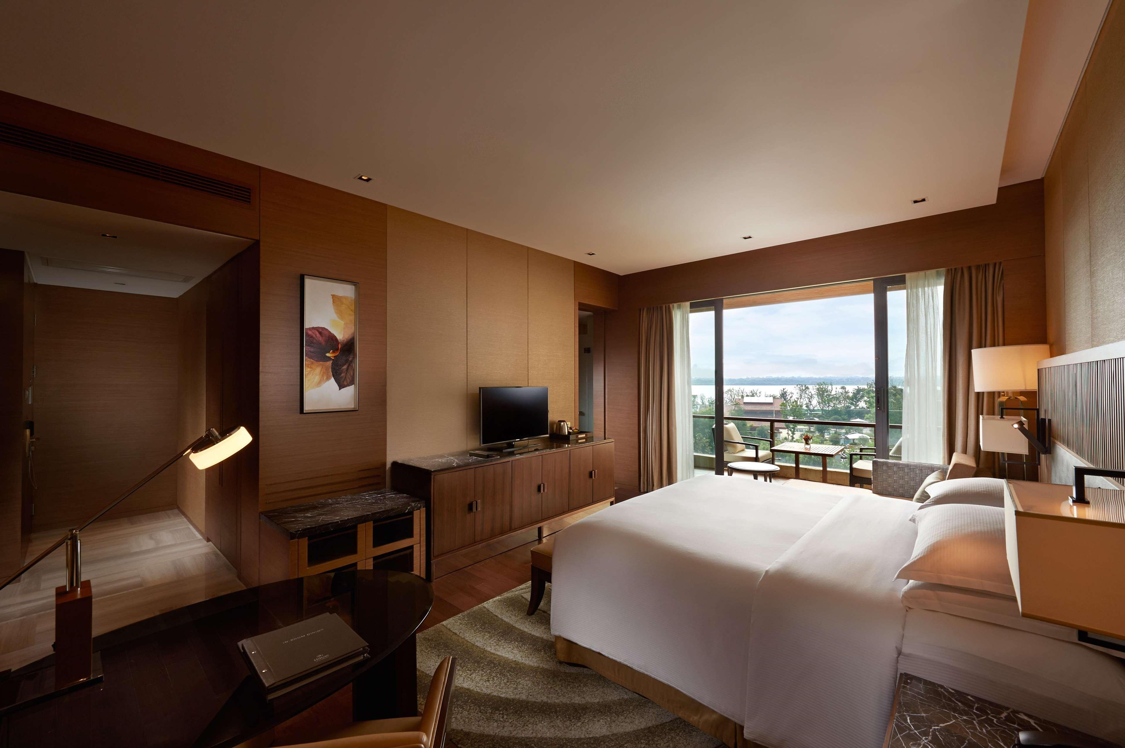 Double Deluxe Queen Bed