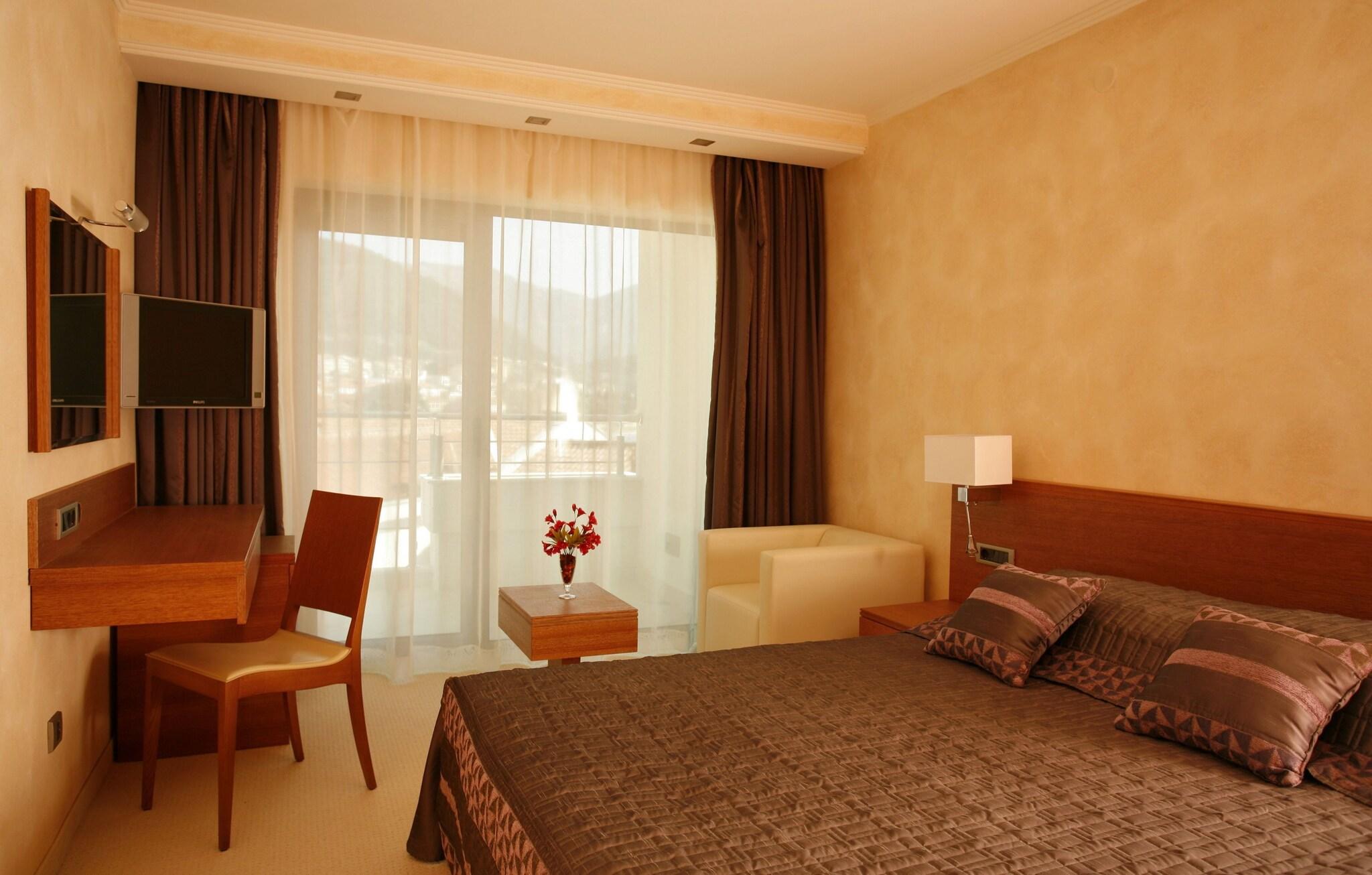 Double Partial Sea View