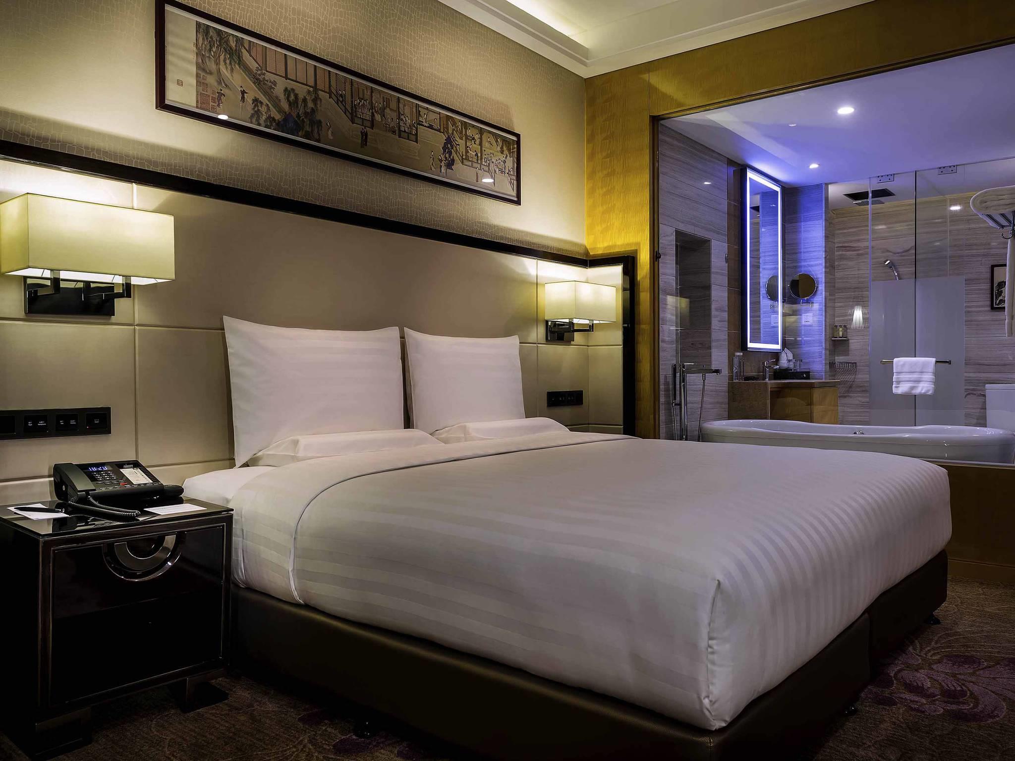 Double Deluxe King Bed