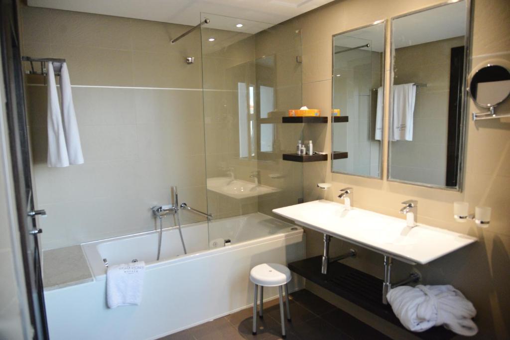 Double or Twin King Bed One Bedroom 