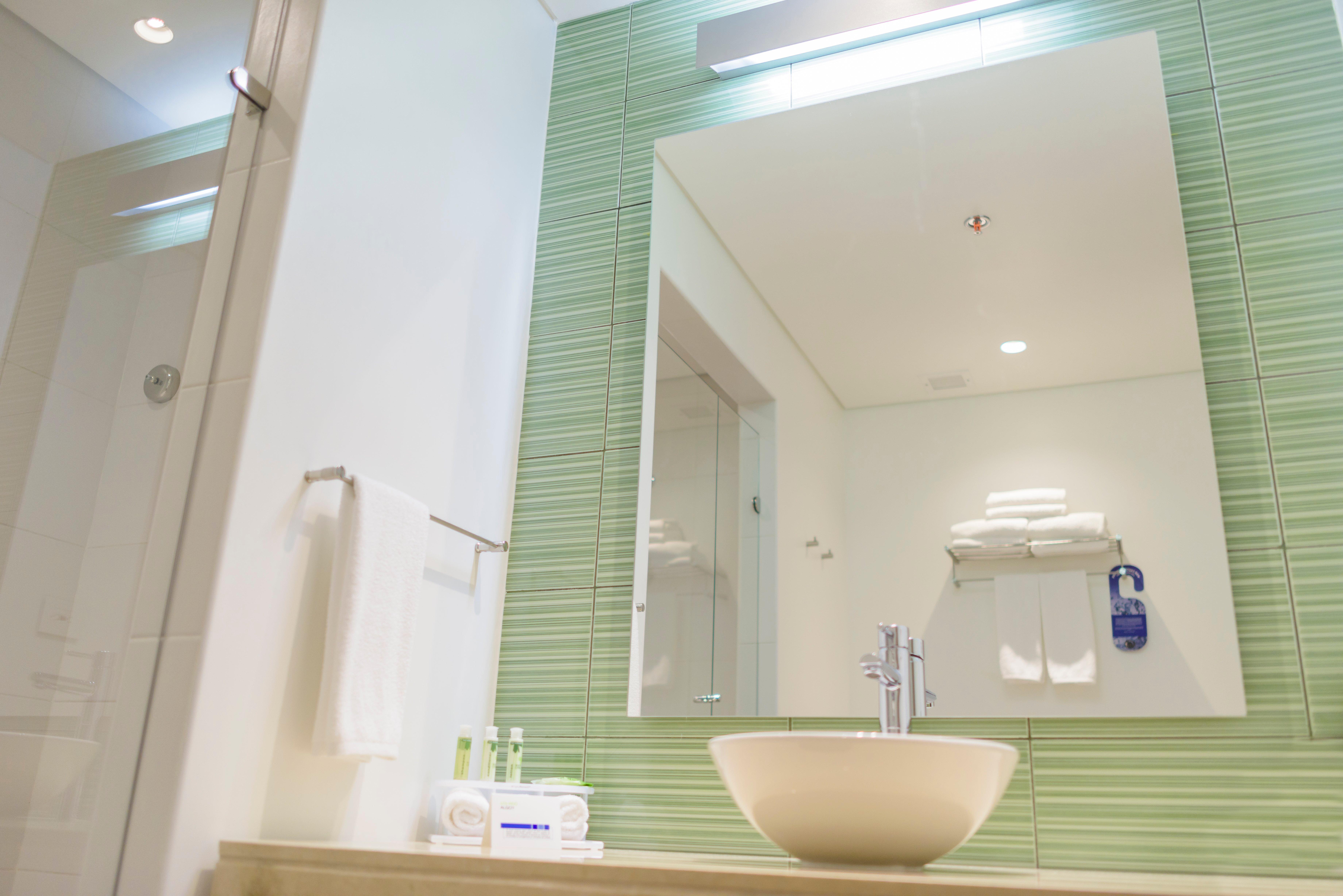 Suite Accessible King Size Bed