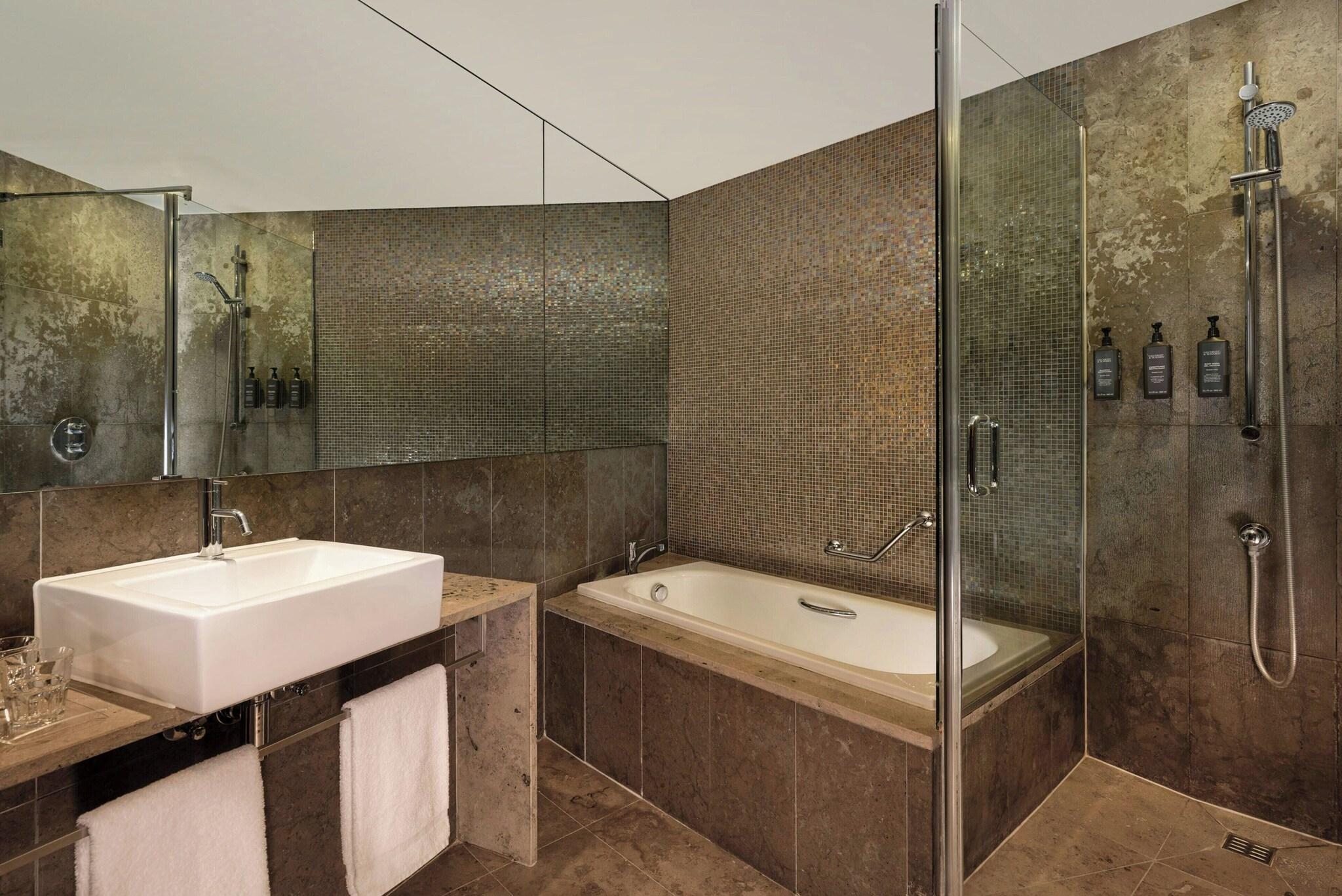 Studio City View King Bed