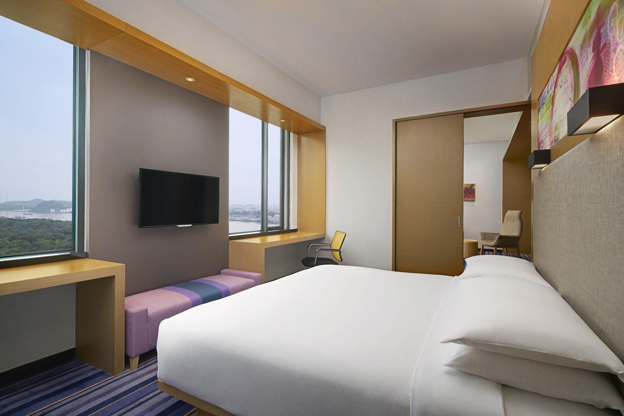 Suite City View King Bed