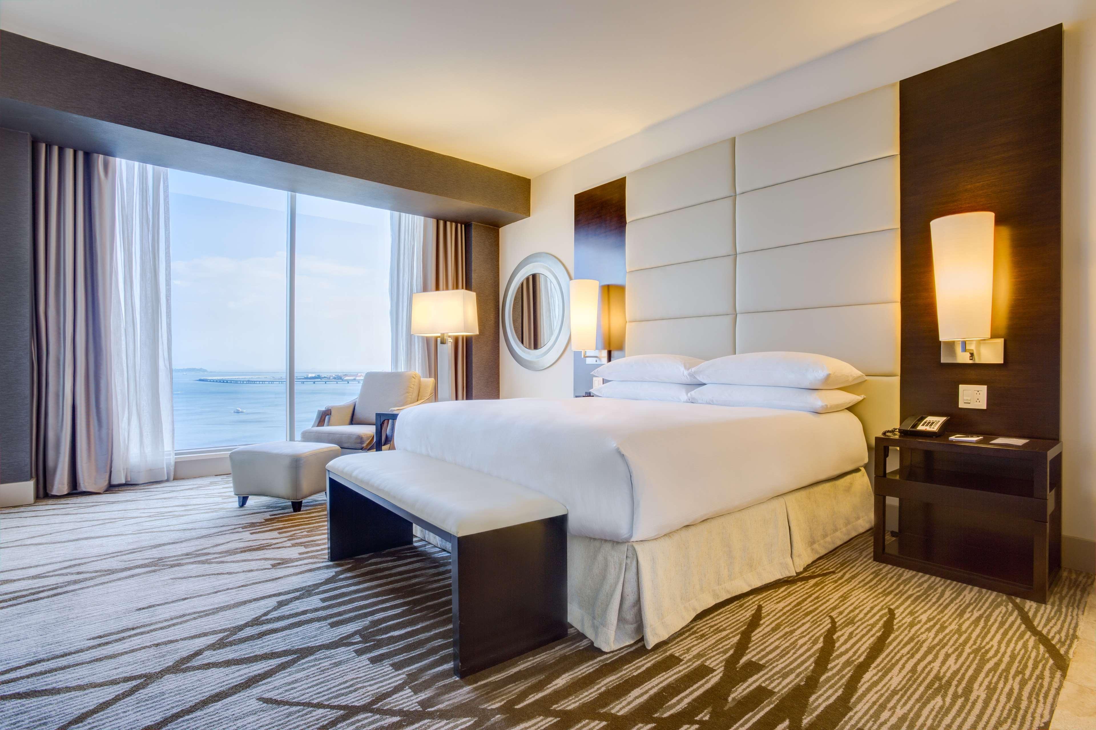 Junior Suite Ocean View King Bed