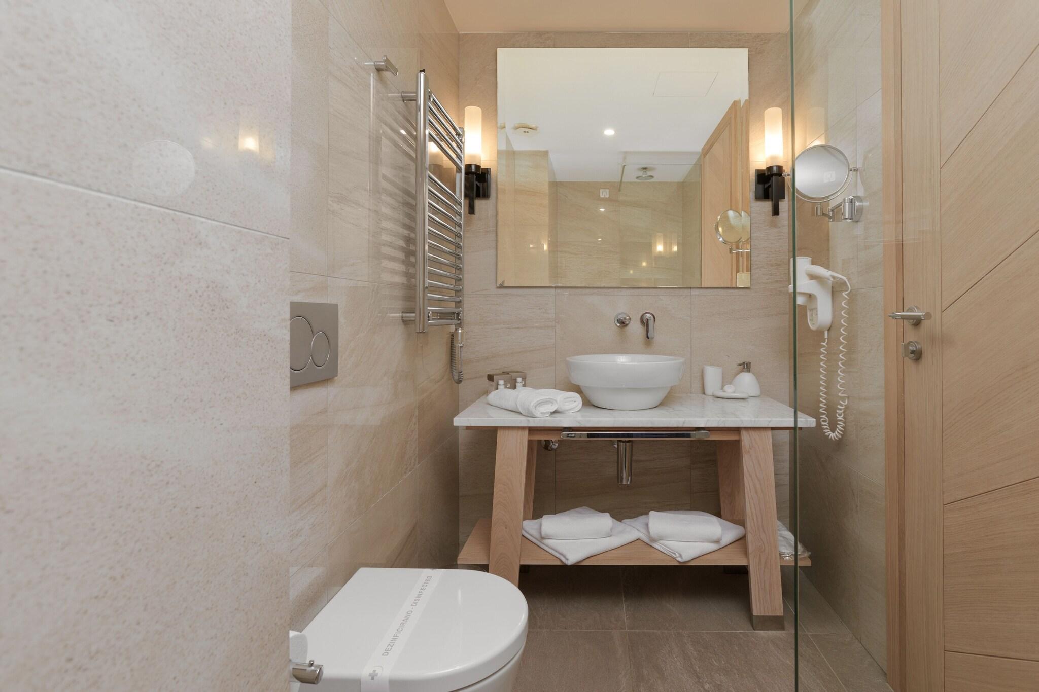 Double or Twin with Double Bed