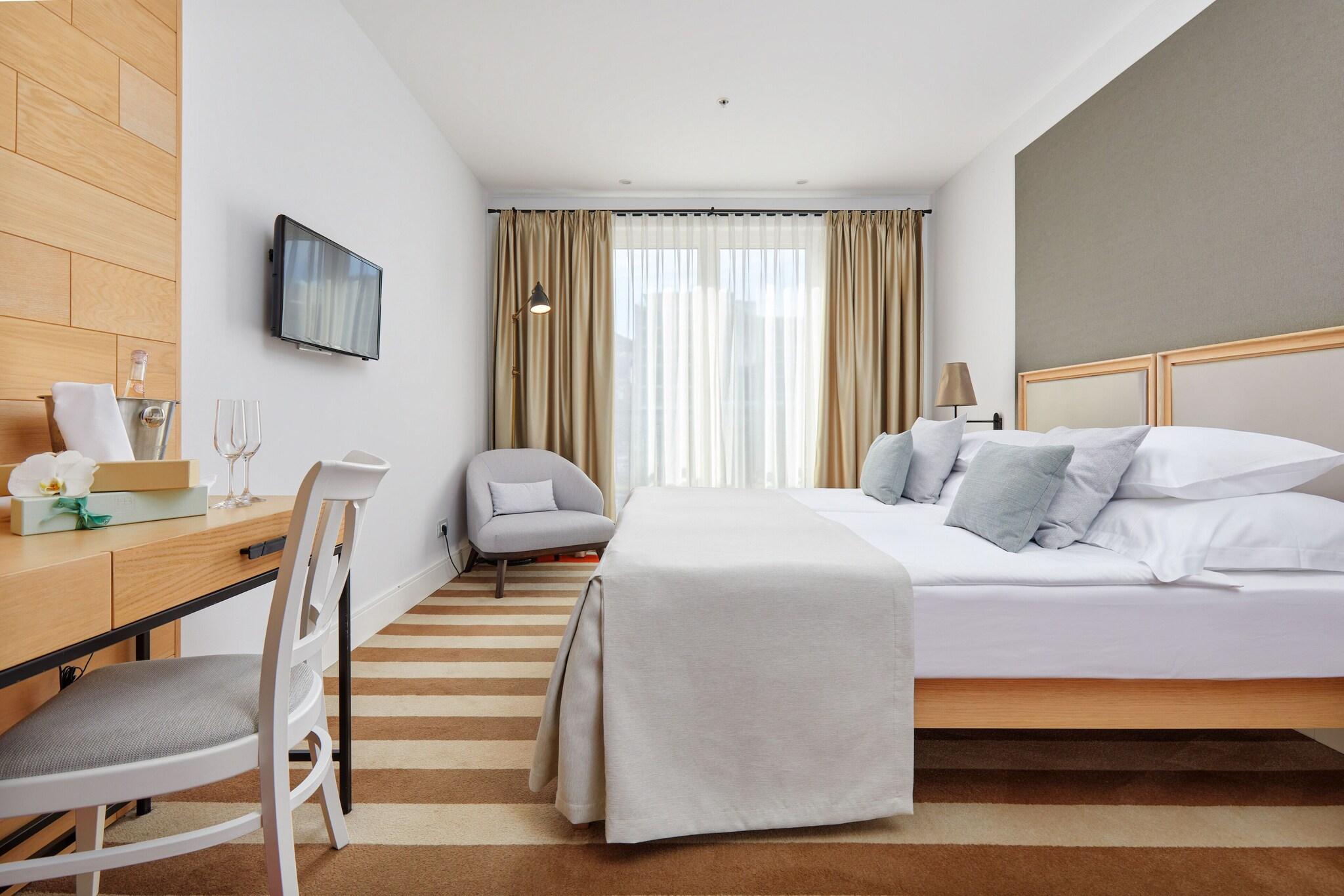 Double or Twin with Double Bed