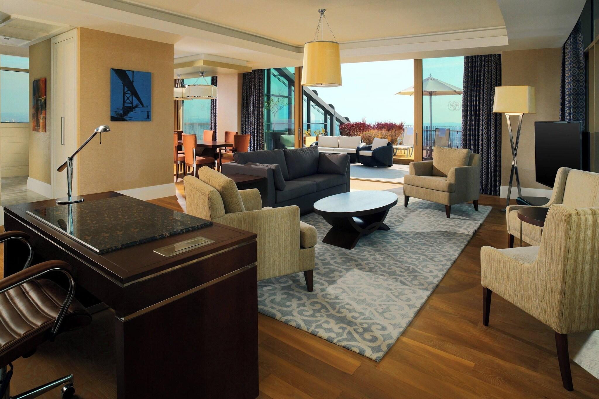 Suite Deluxe King Bed