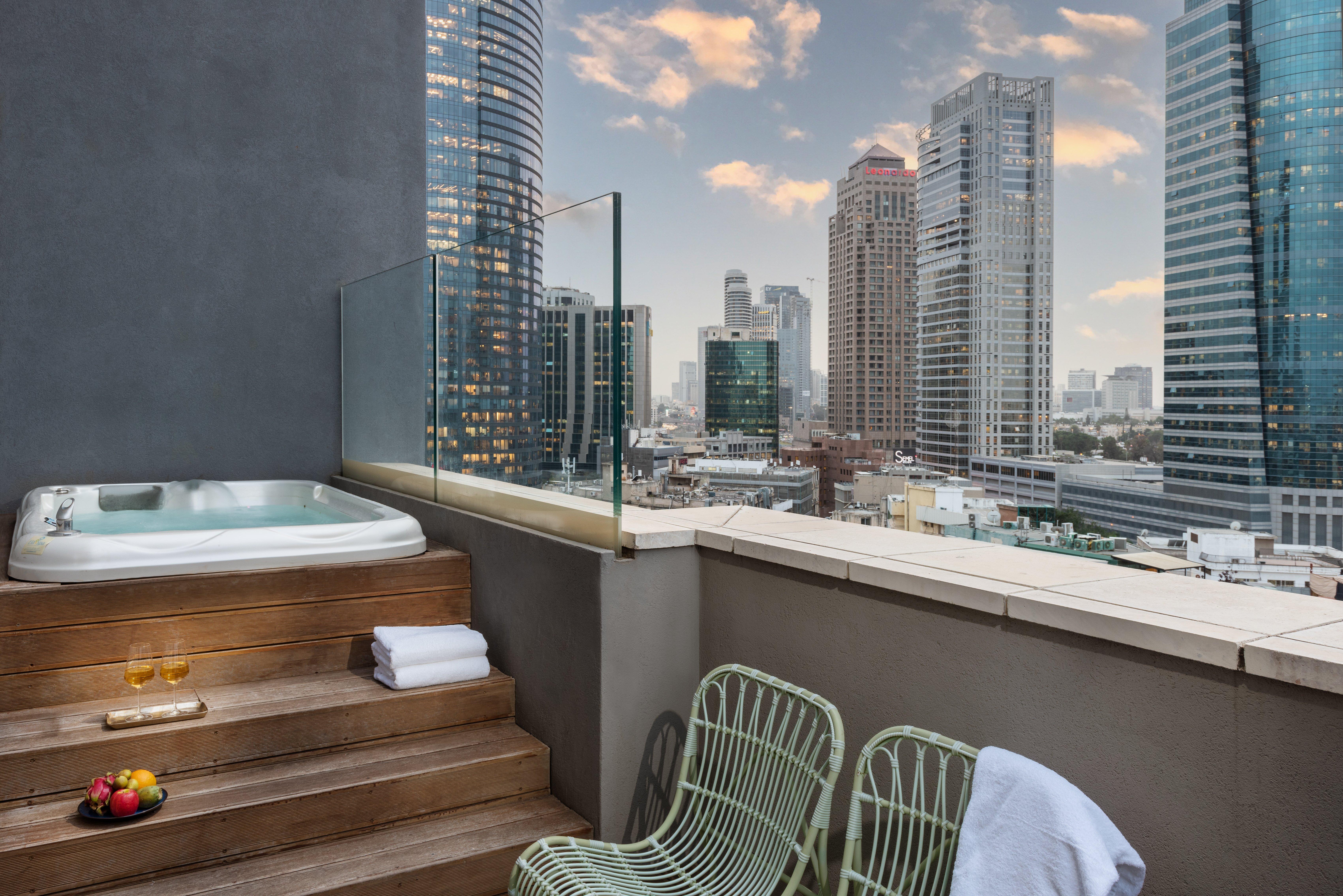 Suite City View King Bed