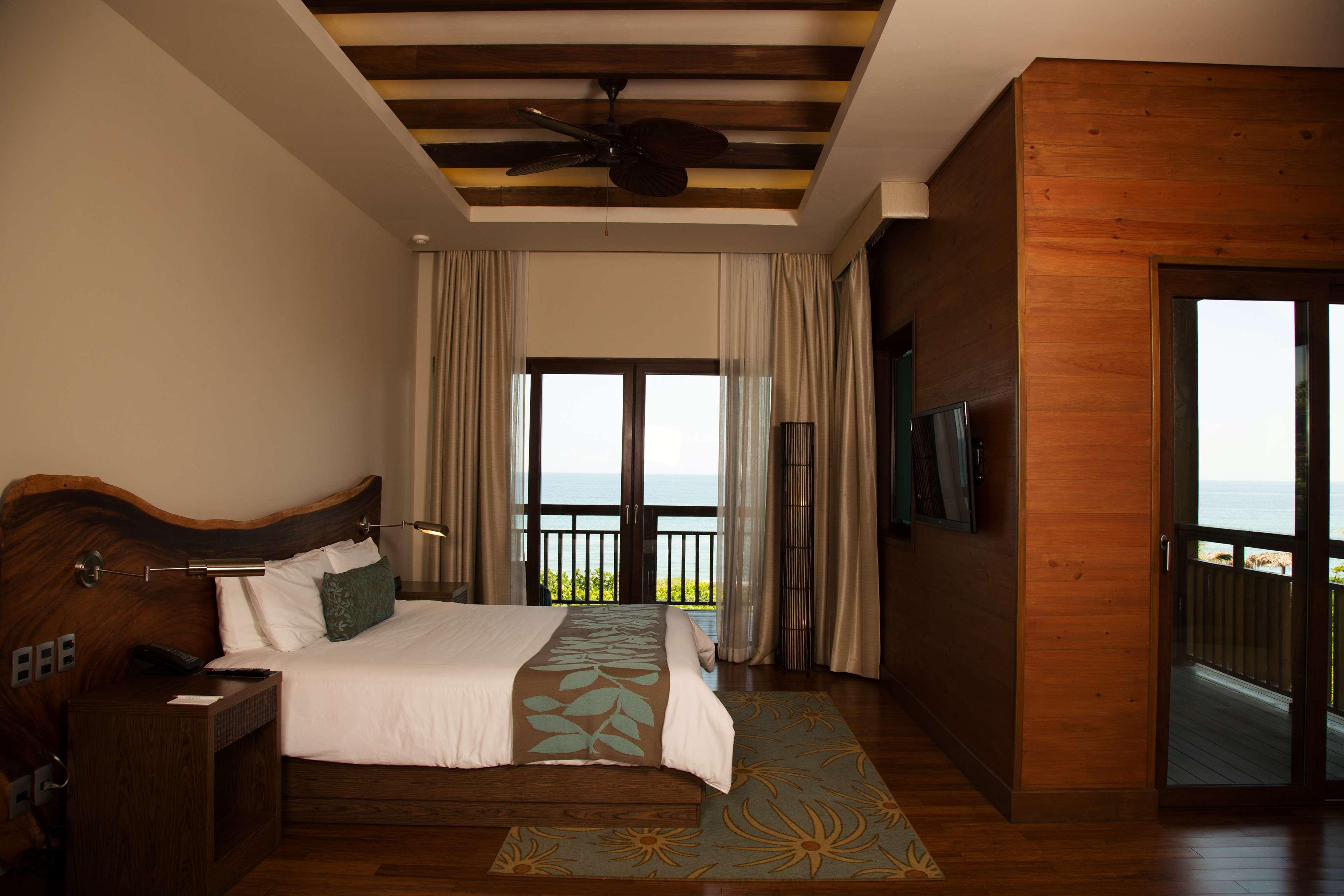 Junior Suite Ocean Front King Bed
