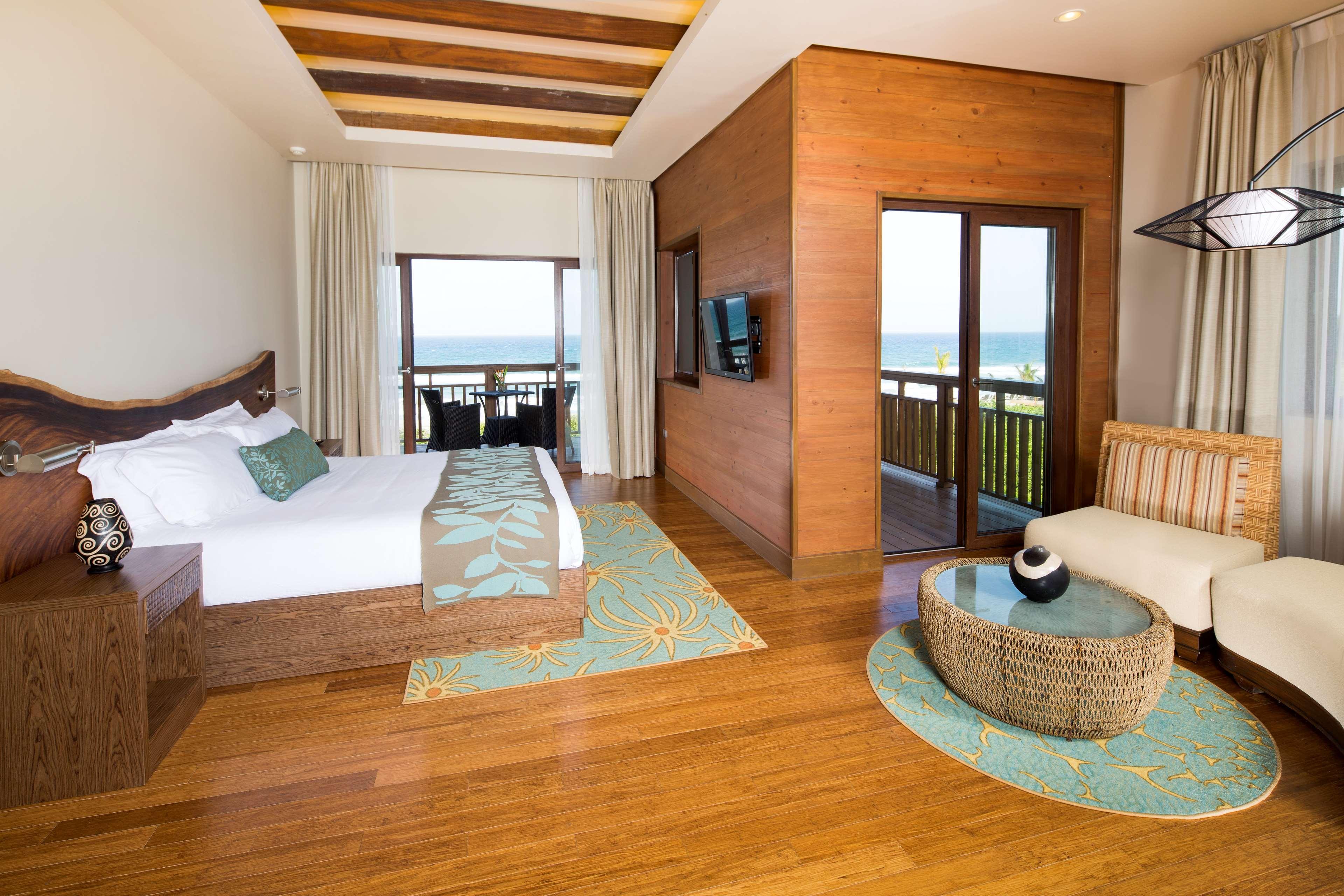 Junior Suite Partial Ocean View King Bed