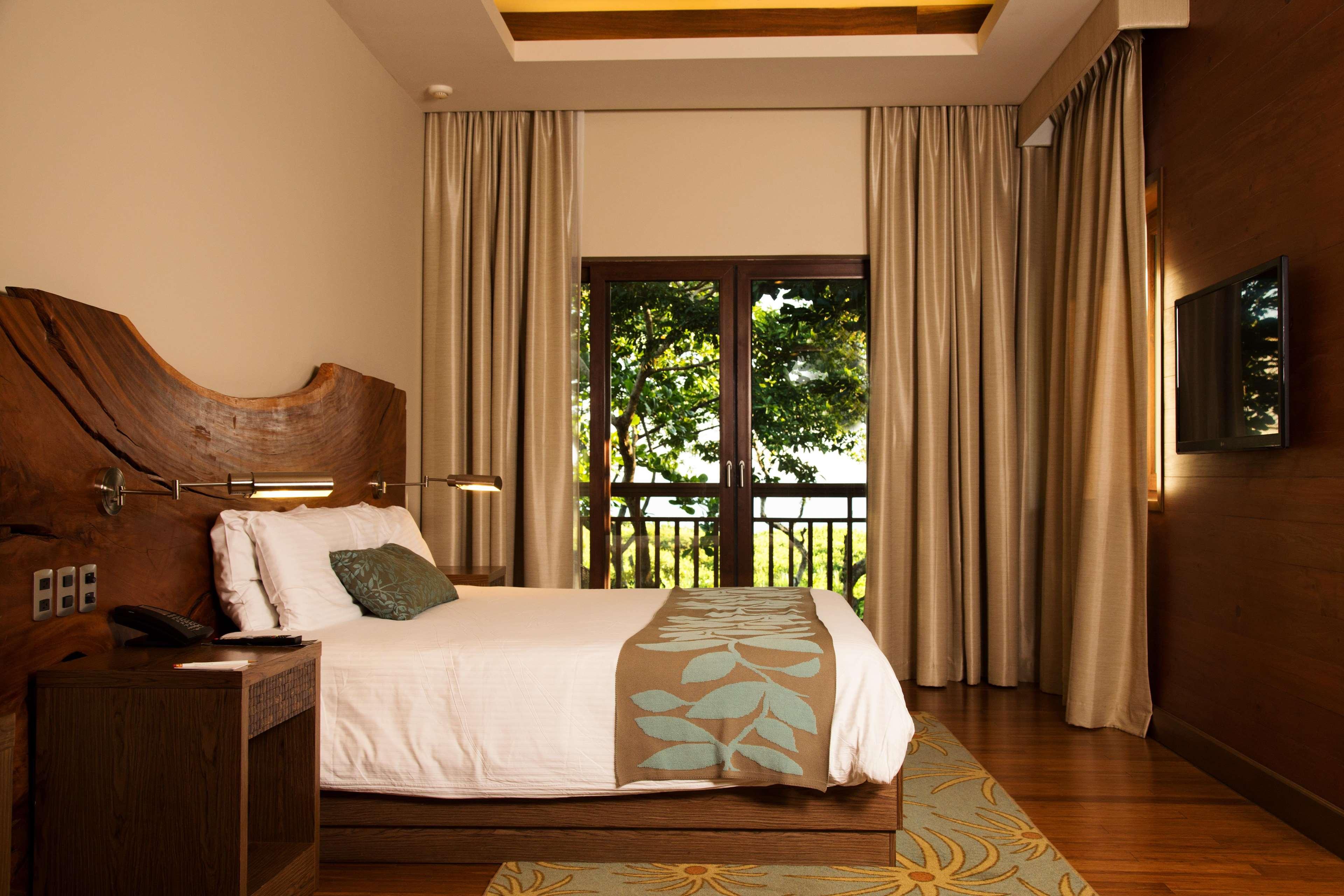 Junior Suite Partial Ocean View King Bed